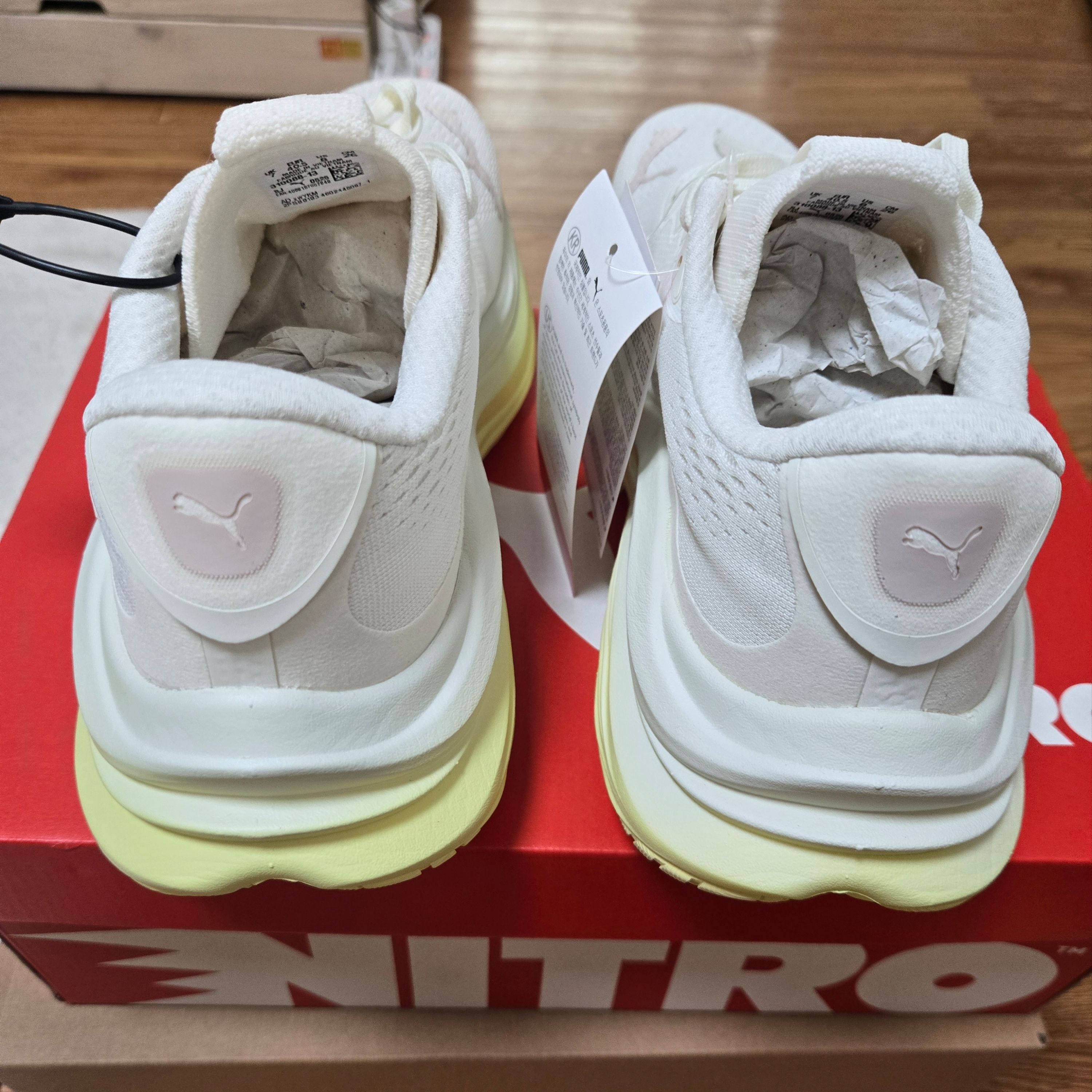 Puma Magmax Nitro Warm White Gold Moon 착용 스타일 - 3