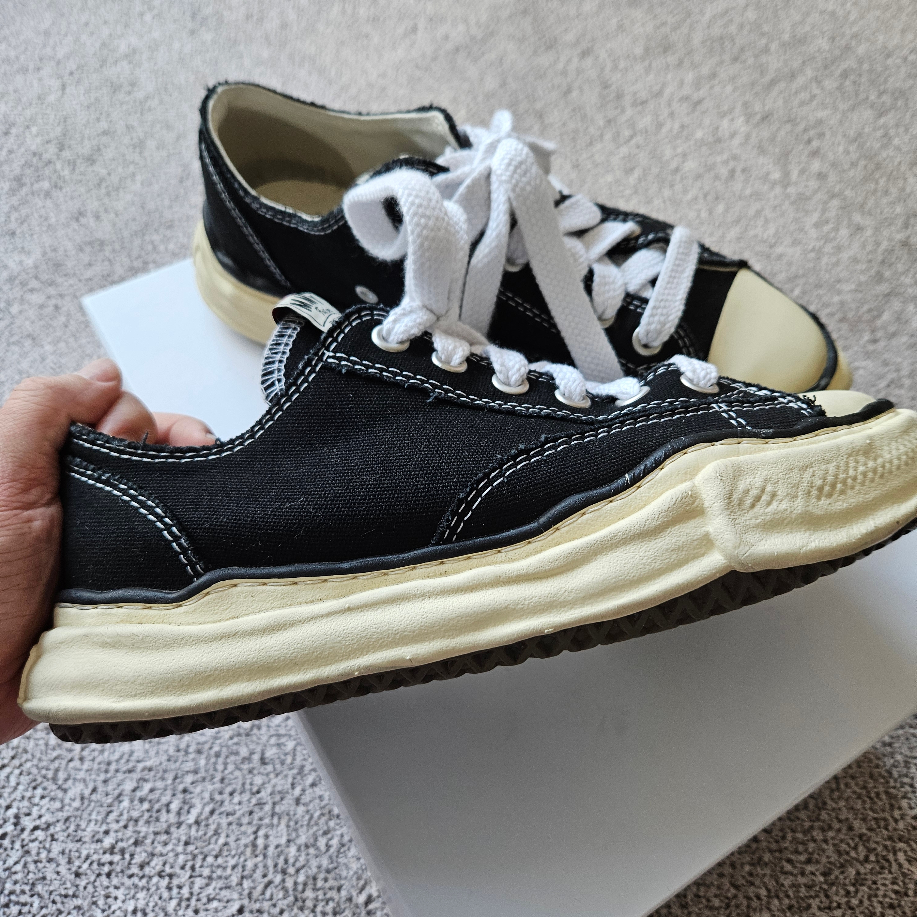 Maison Mihara Yasuhiro Peterson VL OG Sole Canvas Low-top Sneakers Black 착용 스타일 - 2