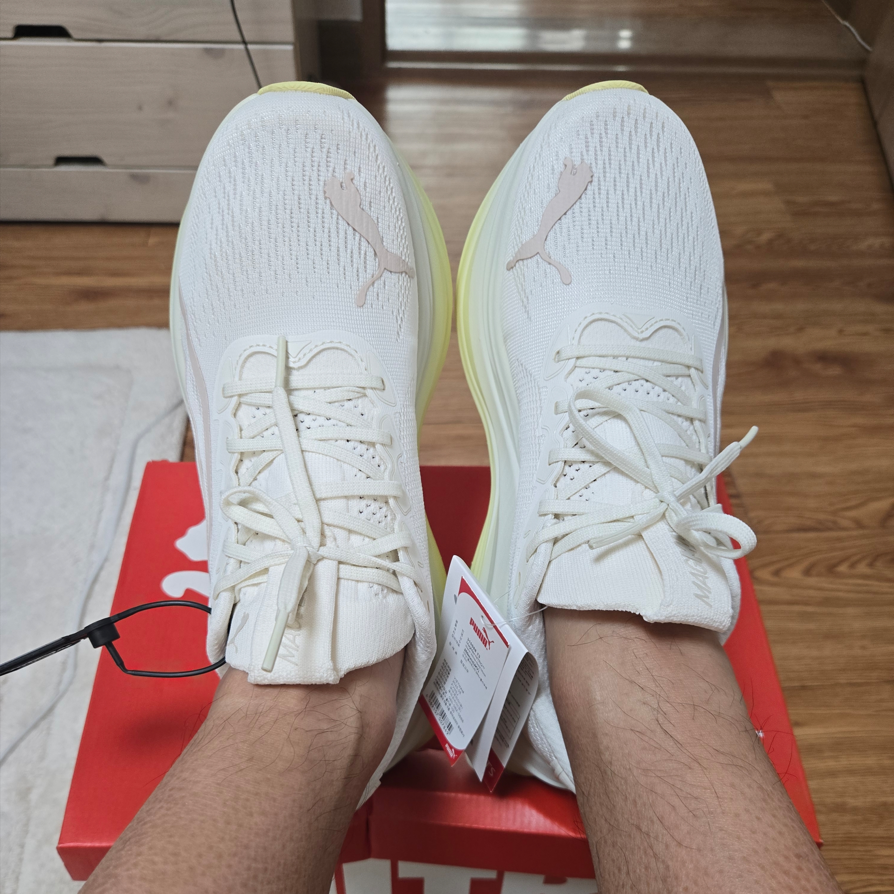 Puma Magmax Nitro Warm White Gold Moon 착용 스타일 - 5