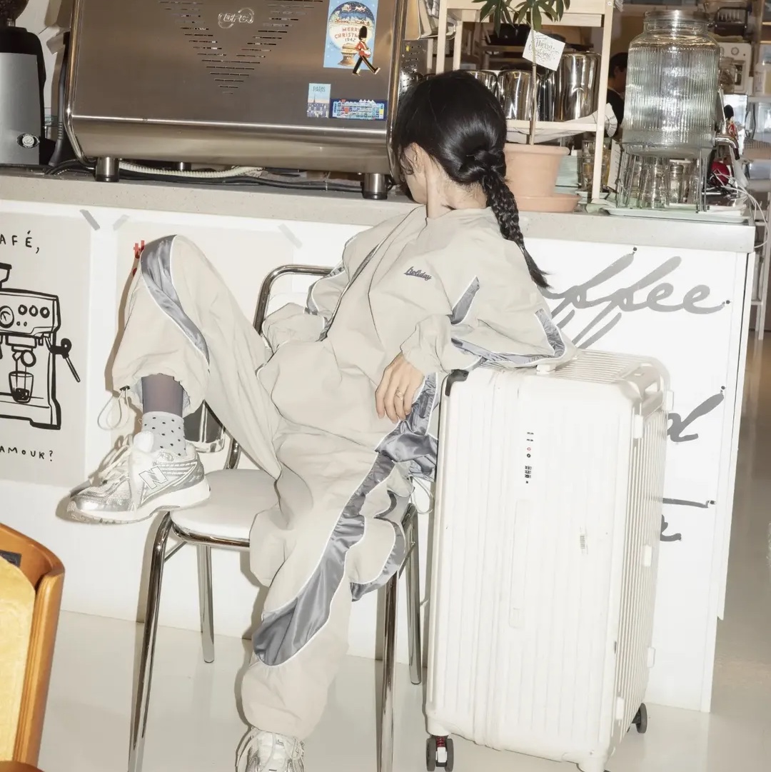 Express Holiday Essential Nylon Pullover Beige, Express Holiday Essential Nylon Pullover Charcoal 착용 스타일 - 2