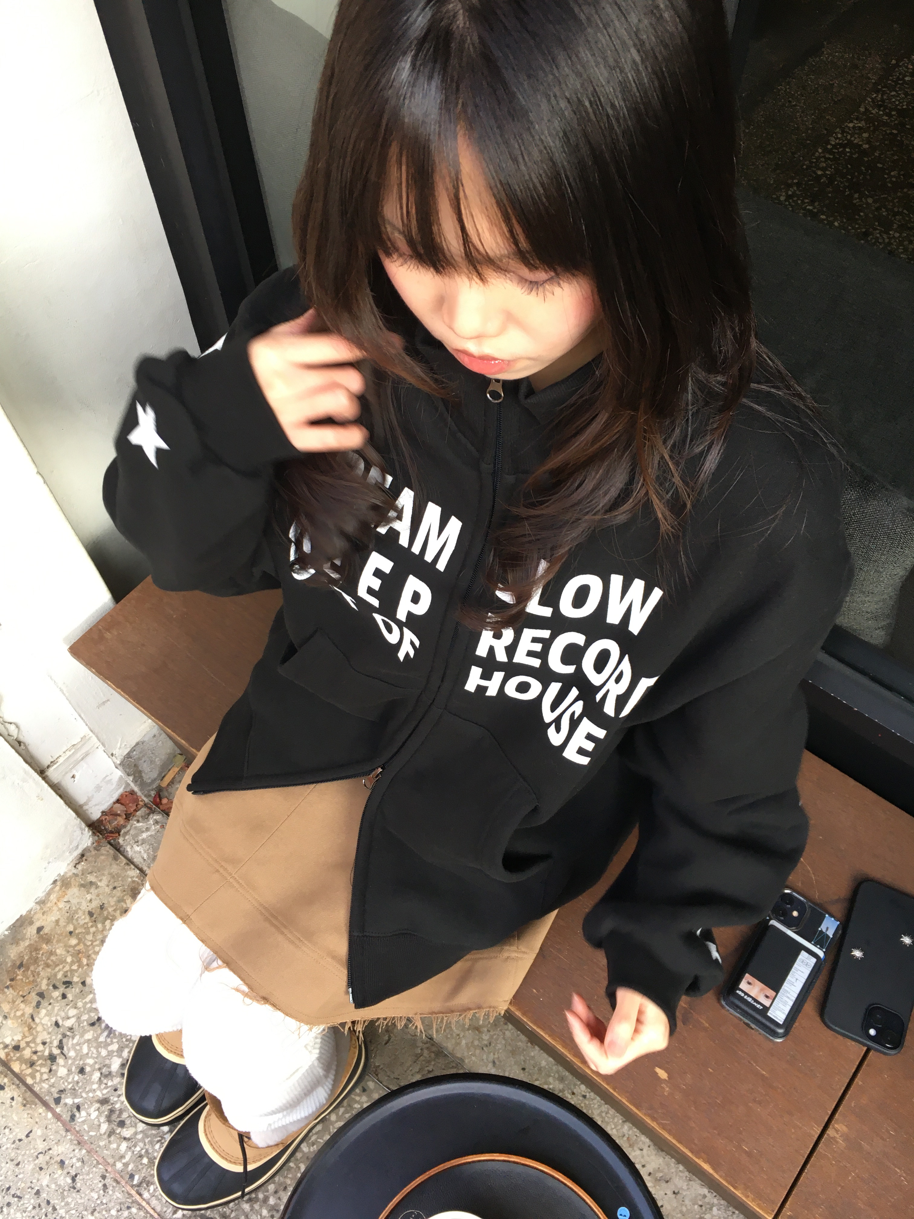 SLOW RECORD HOUSE Typo Star Track Zip-Up_Black 착용 스타일 - 9