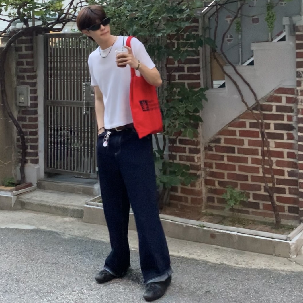 Berlin Photobook Distribution 002 Bag Red 착용 스타일 - 1