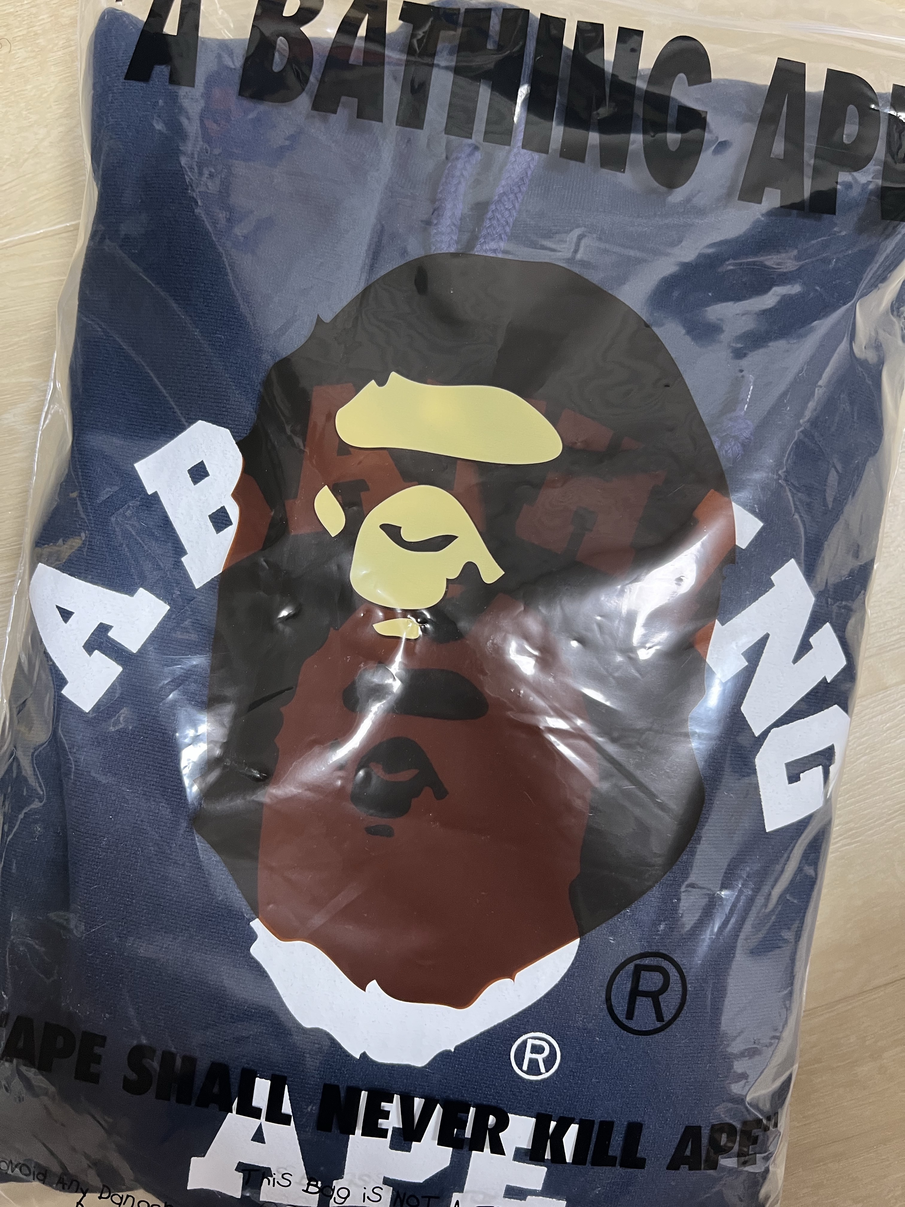 BAPE Classic College Pullover Hoodie Navy, Human Made Animal Keychain #2 Silver 착용 스타일 - 2