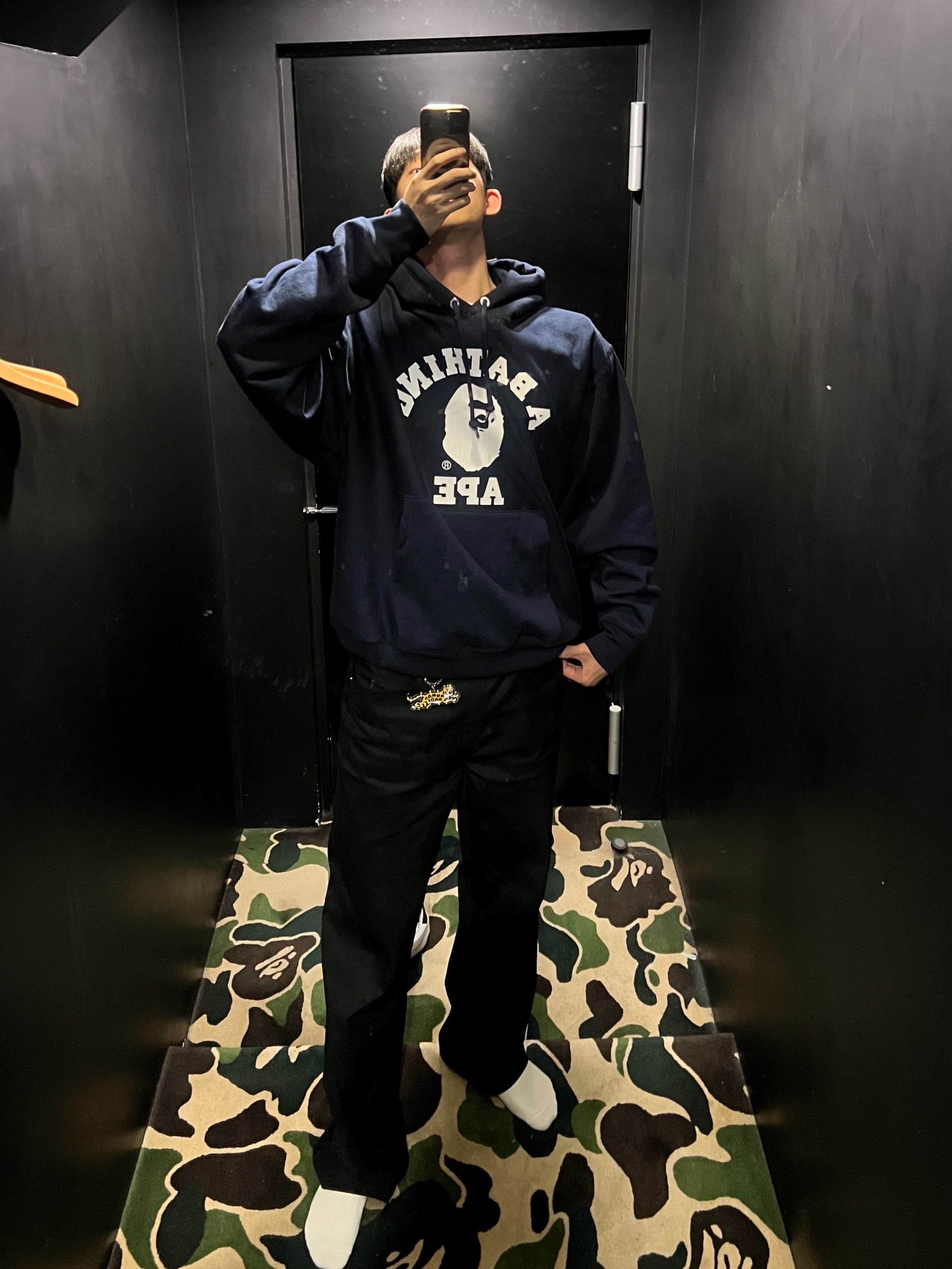 BAPE Classic College Pullover Hoodie Navy, Human Made Animal Keychain #2 Silver 착용 스타일 - 1