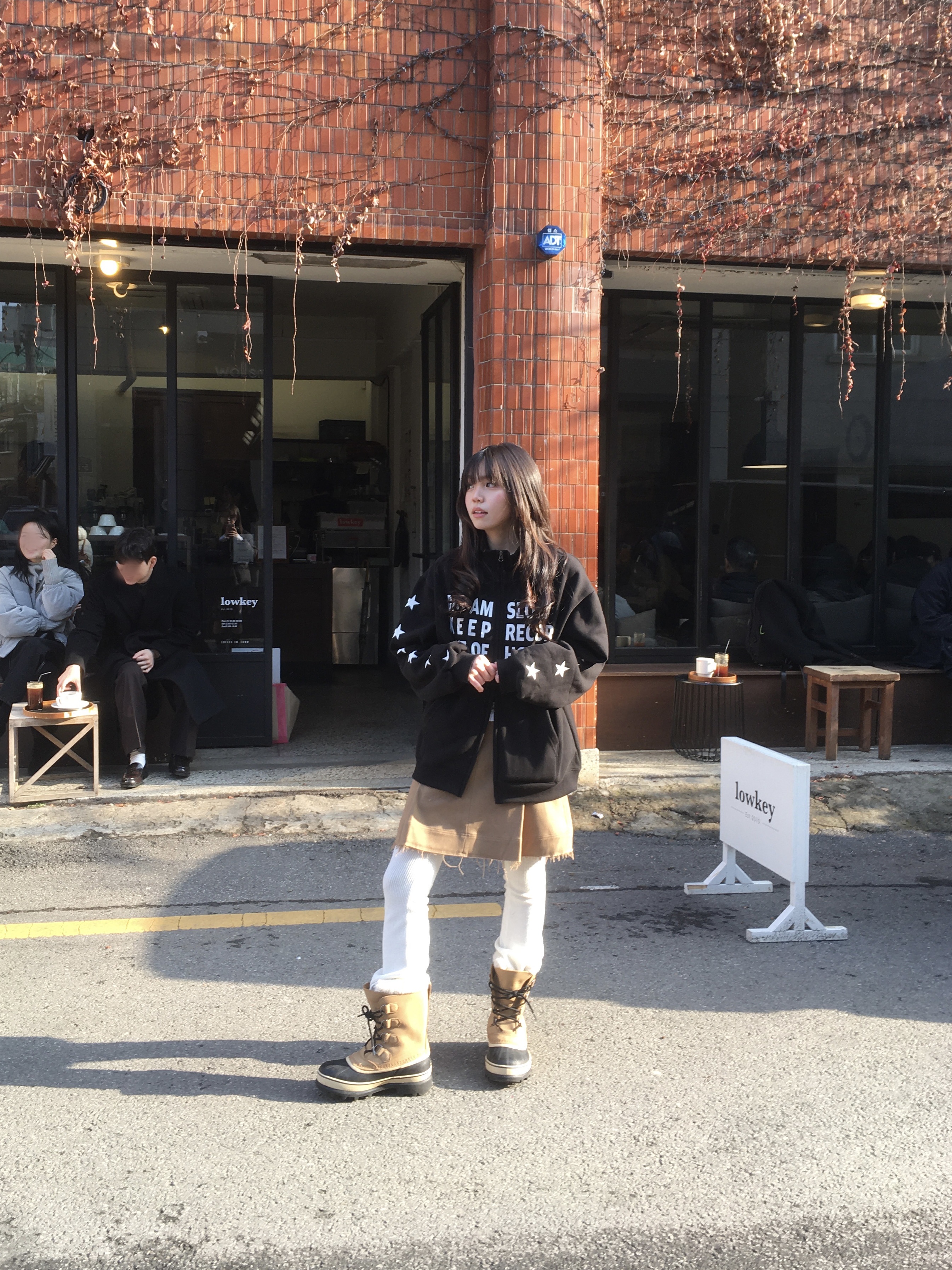 SLOW RECORD HOUSE Typo Star Track Zip-Up_Black 착용 스타일 - 3