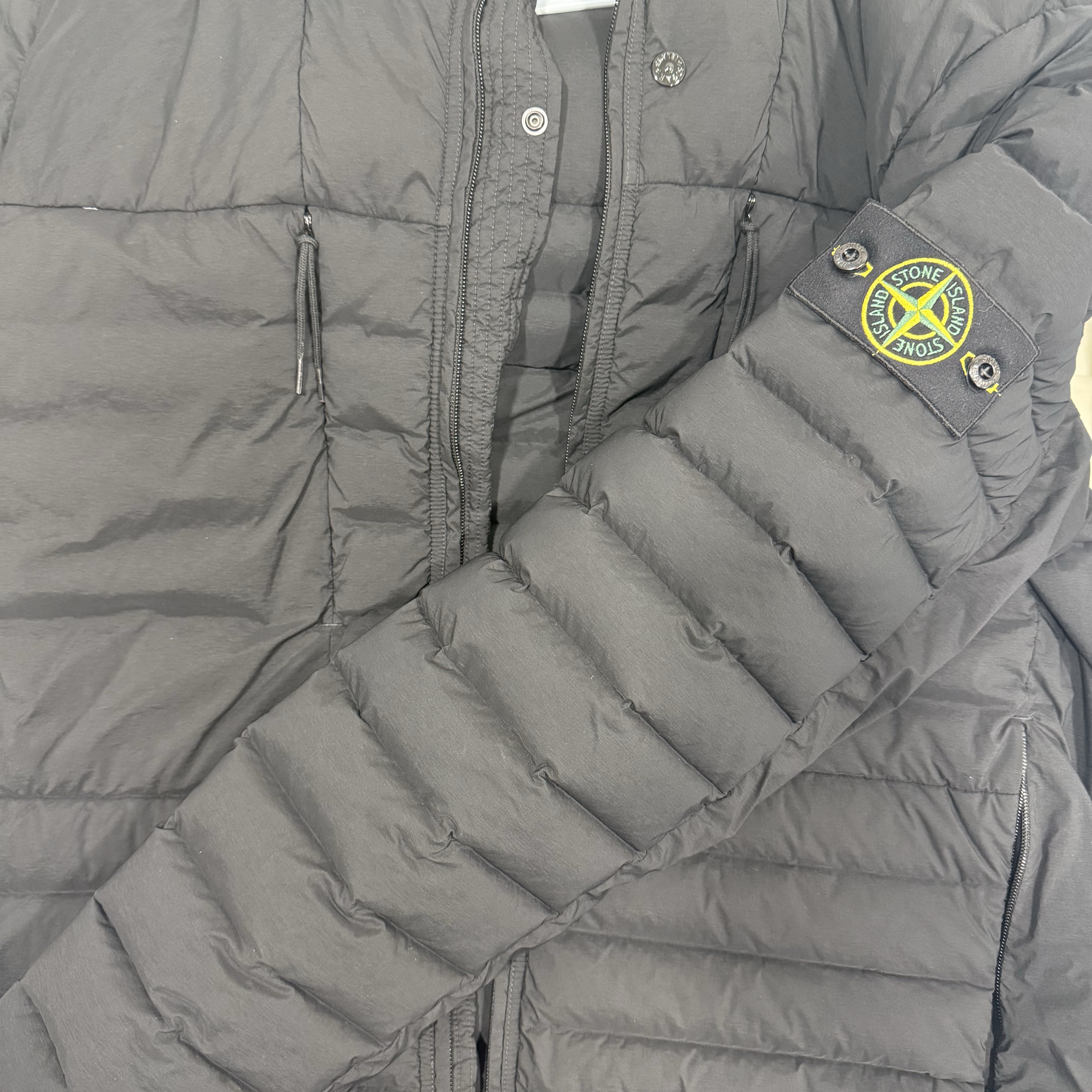 Stone Island 4100020 Seamless Tunnel Nylon Down TC Hooded Jacket with Seamless Feather Tunnels and Anti Drop Black - 25FW 착용 스타일