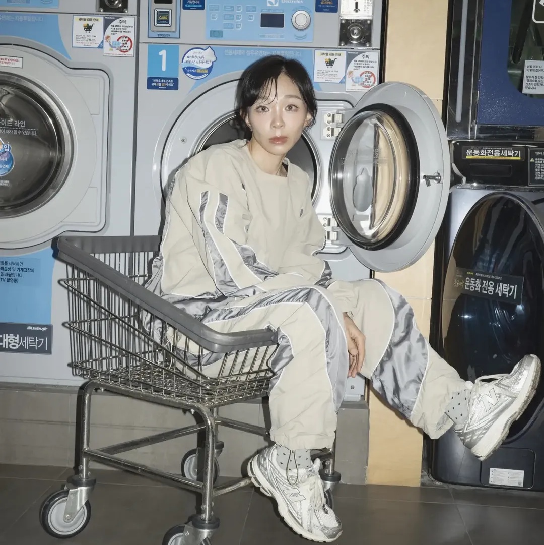 Express Holiday Essential Nylon Pullover Beige, Express Holiday Essential Nylon Pullover Charcoal 착용 스타일 - 1