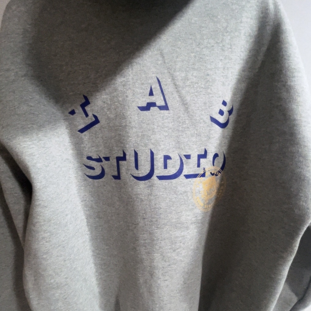 IAB Studio Storage Room Hoodie Light Gray 착용 스타일