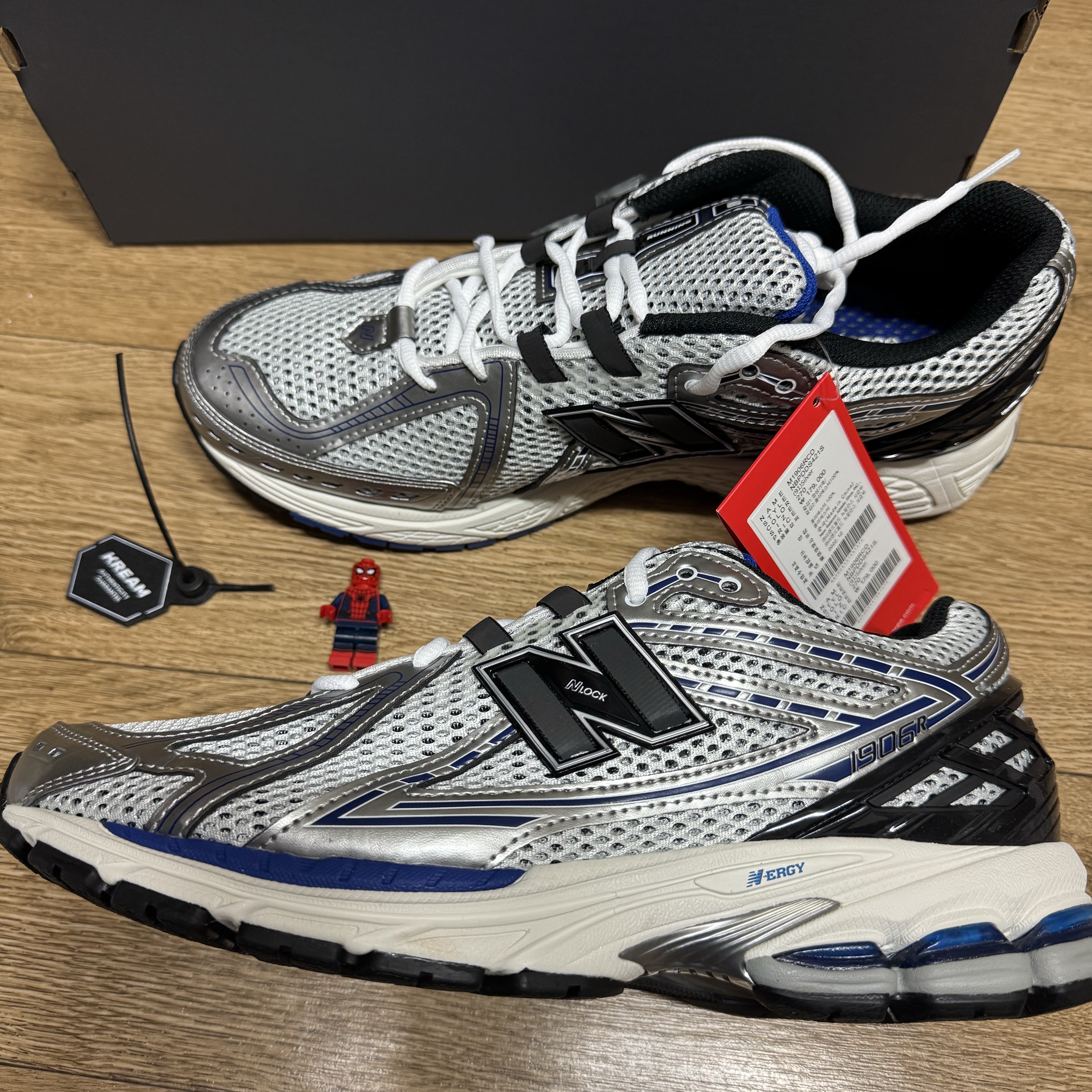 New Balance 1906R Silver Metallic 착용 스타일