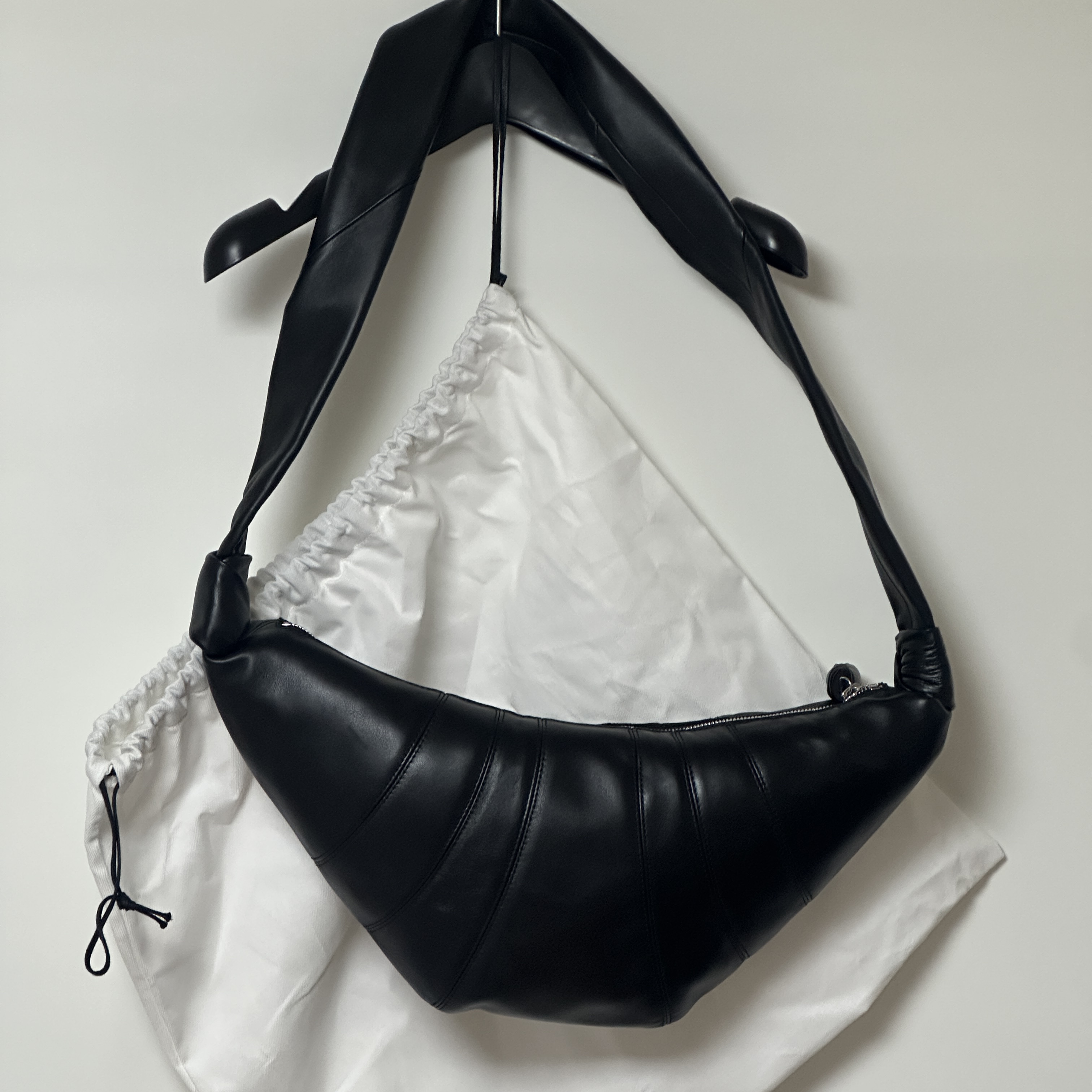 Lemaire Medium Croissant Bag Soft Nappa Leather Black 착용 스타일 - 3
