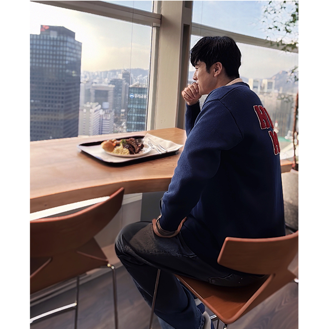 Human Made Low Gauge Knit Cardigan Blue, Louis Vuitton LV Trainer Sneaker White 착용 스타일 - 1