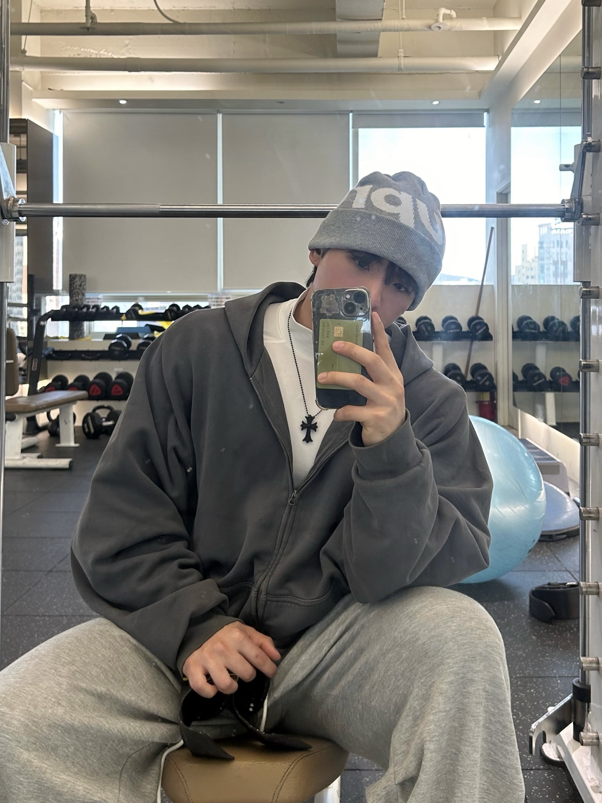 Yeezy YZY Zip-Up Hoodie Dark Grey, Supreme Big Logo Beanie Heather Grey - 24FW 착용 스타일 - 1
