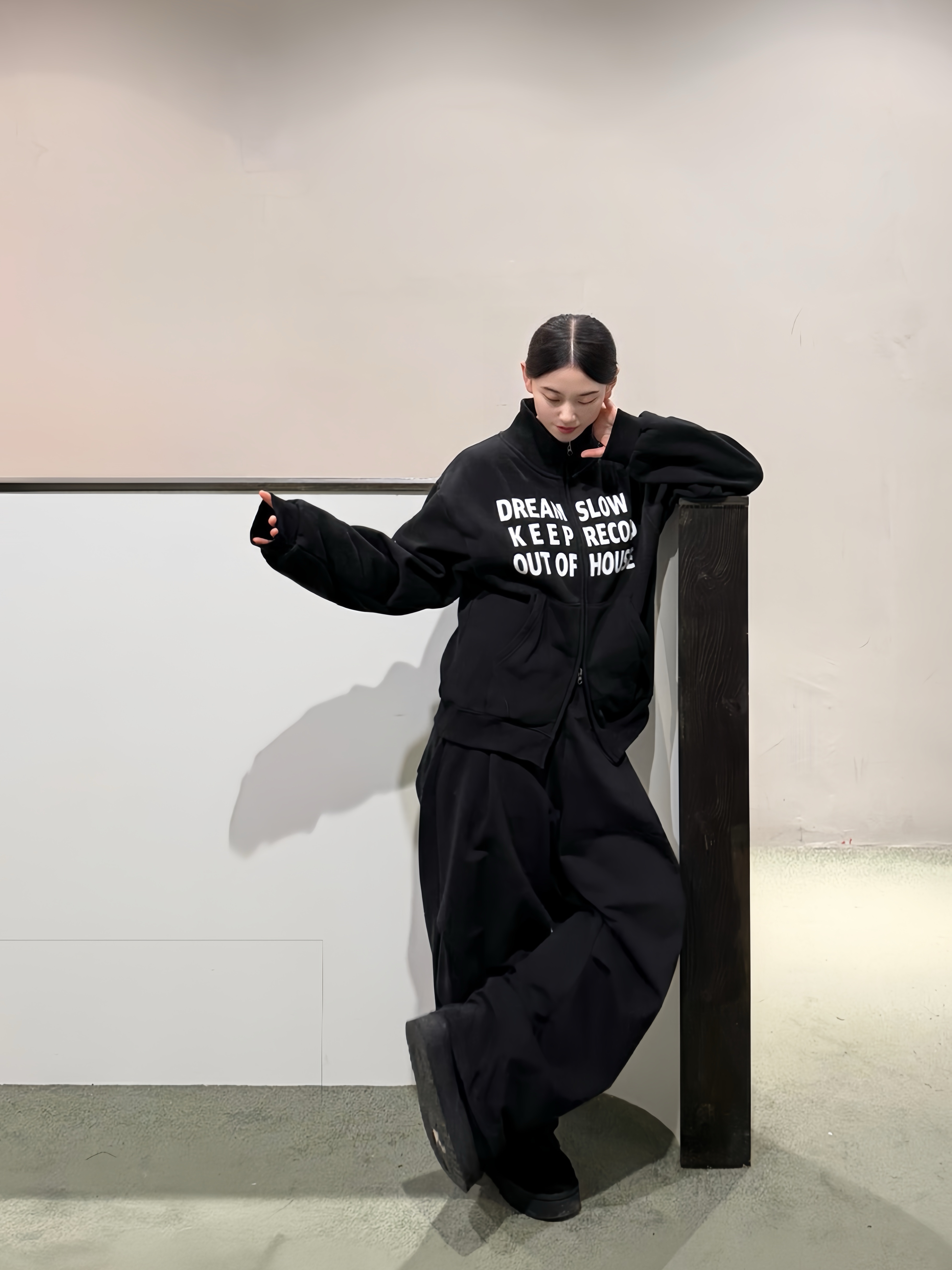 SLOW RECORD HOUSE Typo Star Track Zip-Up_Black 착용 스타일 - 9