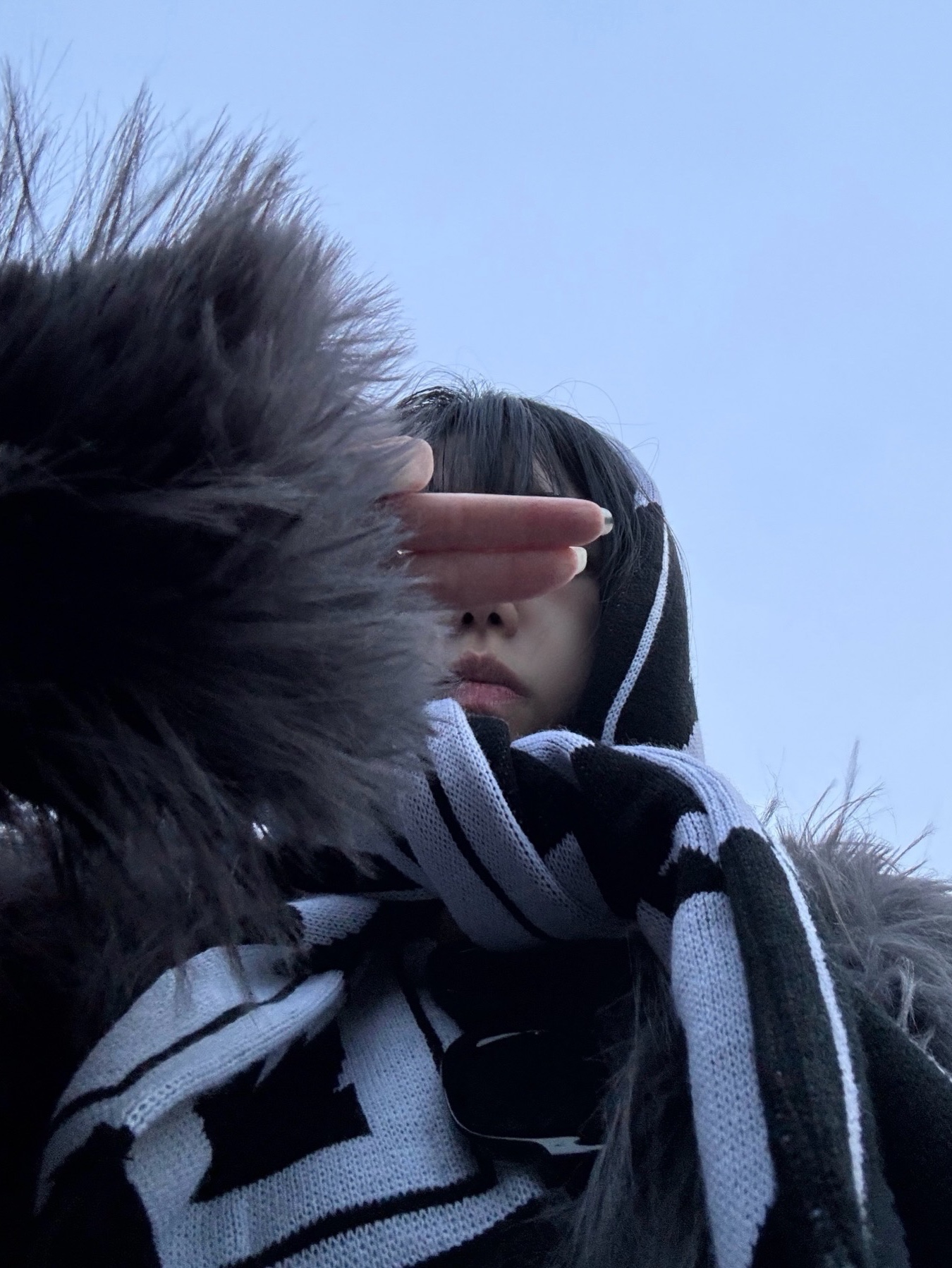 CDG Logo Check Muffler White Black 착용 스타일