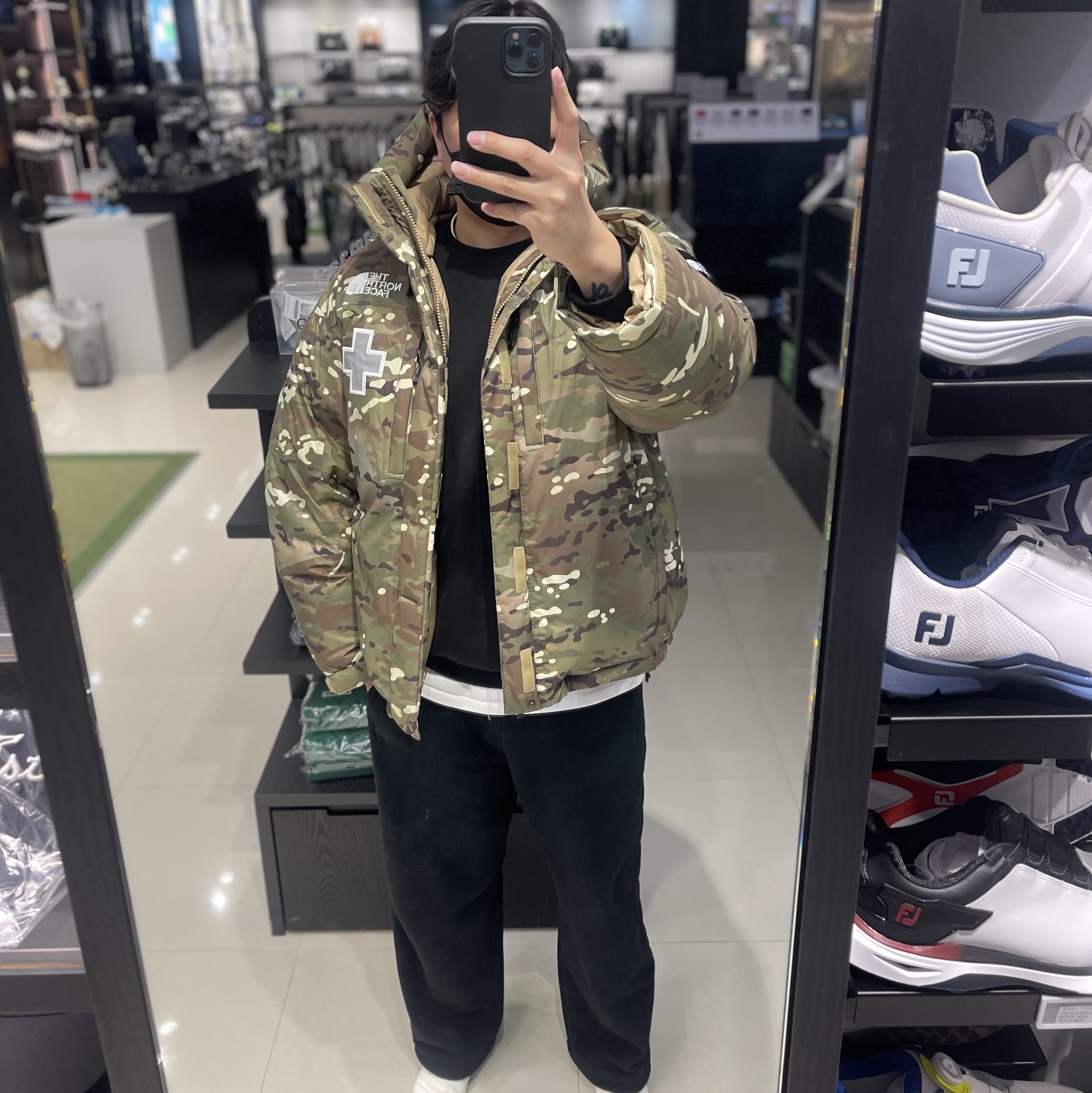 Supreme x The North Face Summit Series Rescue Baltoro Jacket Multi Camo - 22SS 착용 스타일 - 3
