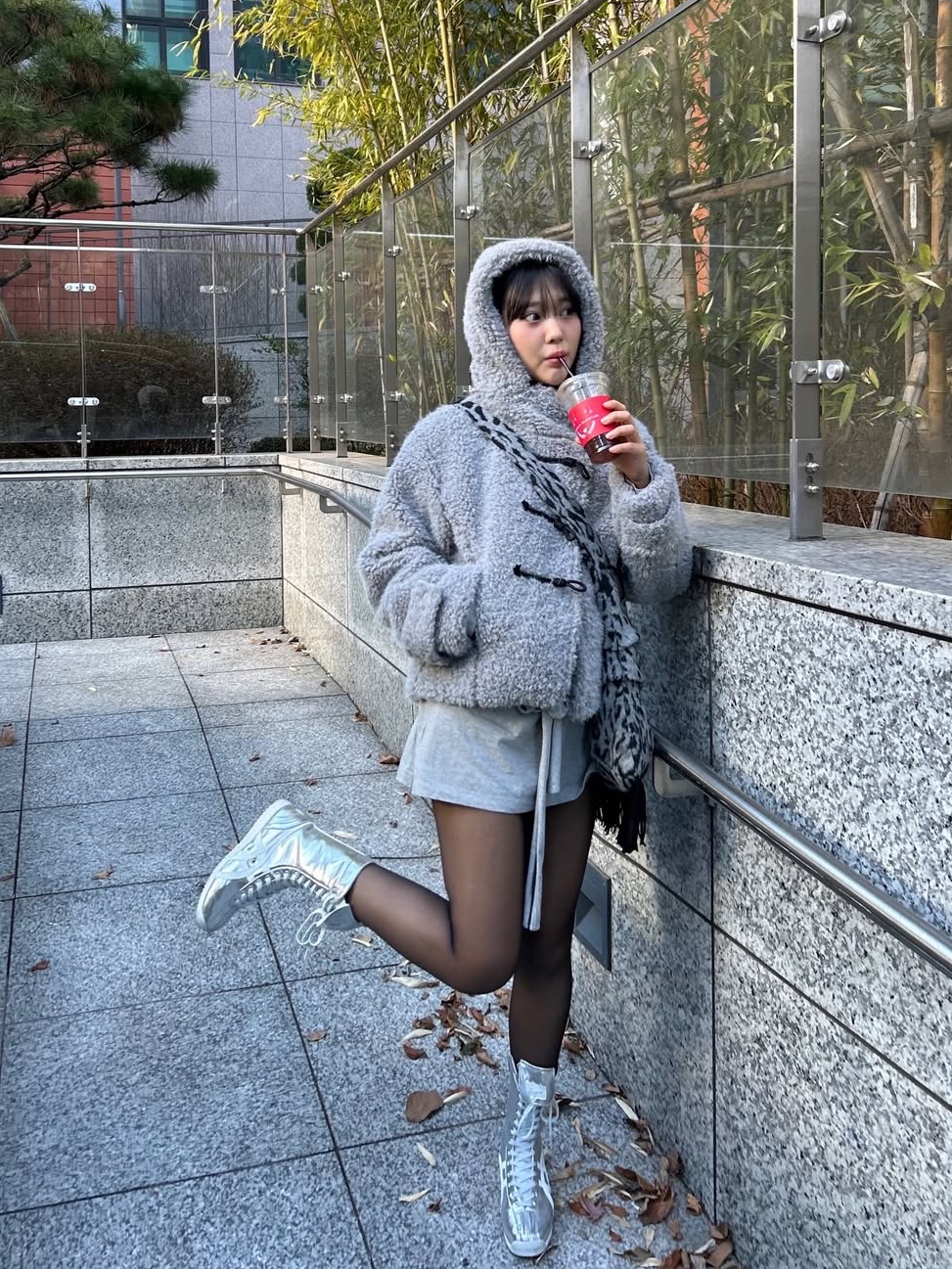 SOMSOC Frei Hooded Duffle Fur Coat Grey 착용 스타일