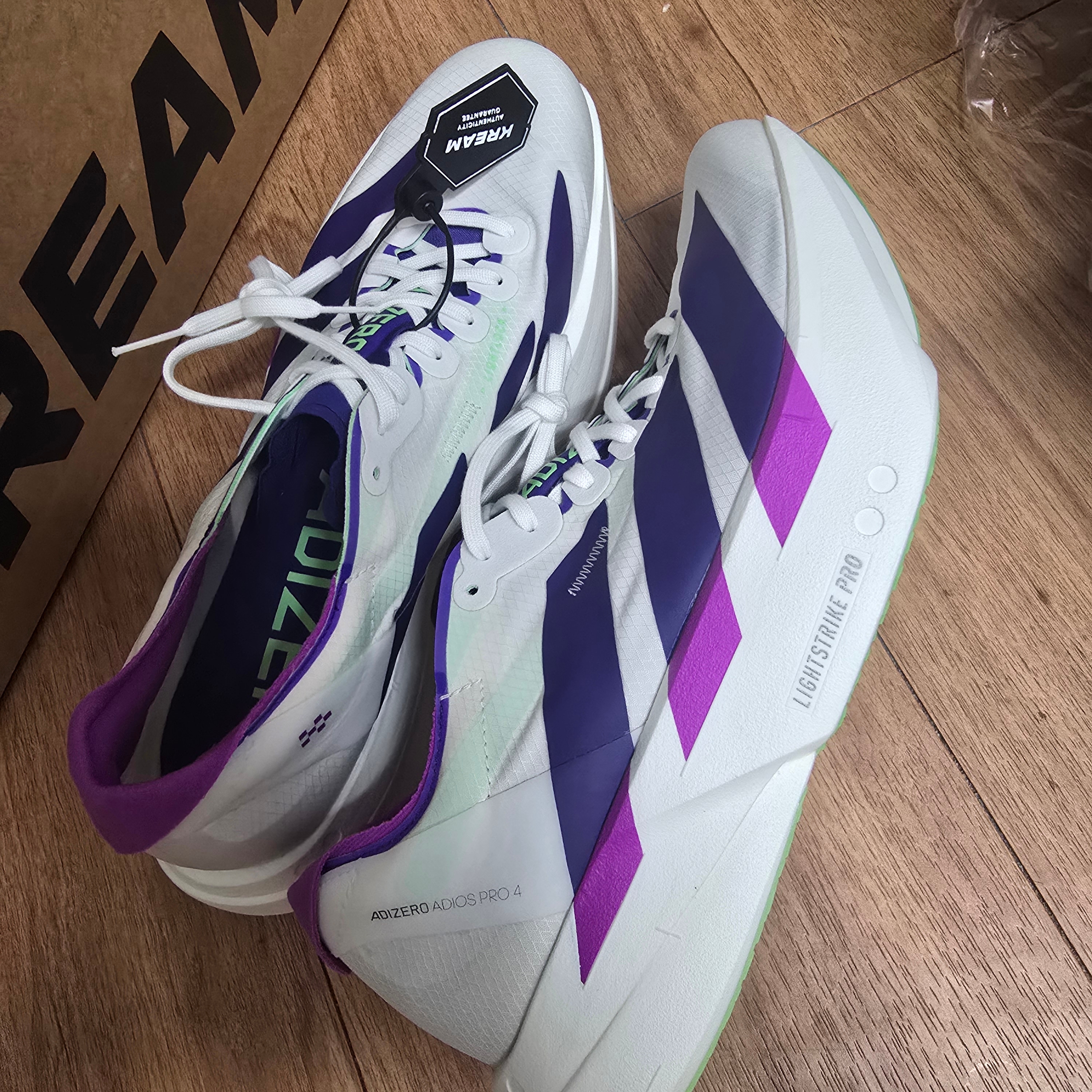 Adidas Adizero Adios Pro 4 Core White Collegiate Purple 착용 스타일 - 3
