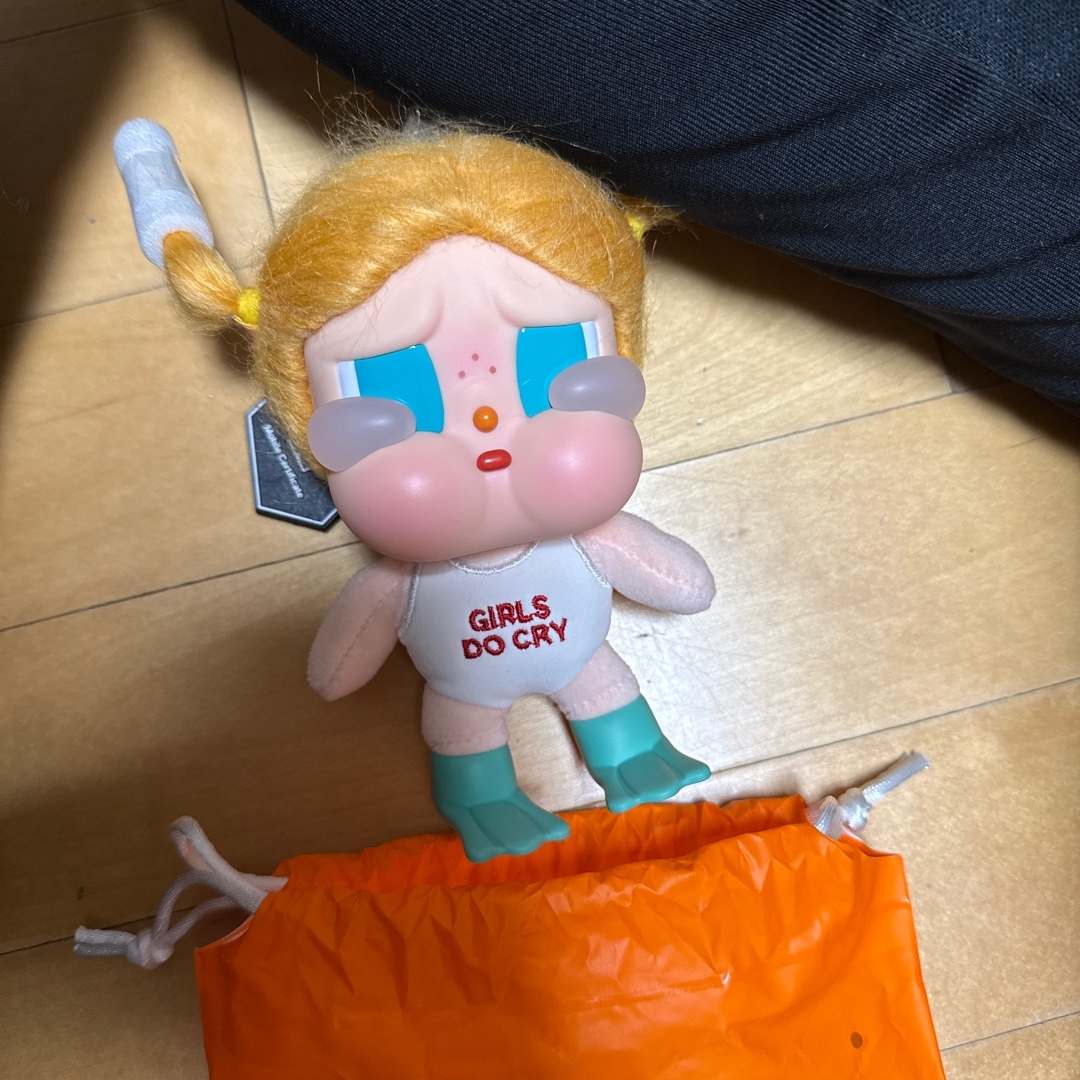 Pop Mart Crybaby Vacation Mode On Series Vinyl Plush Pendant Glug-Glug (Opened Case) 착용 스타일
