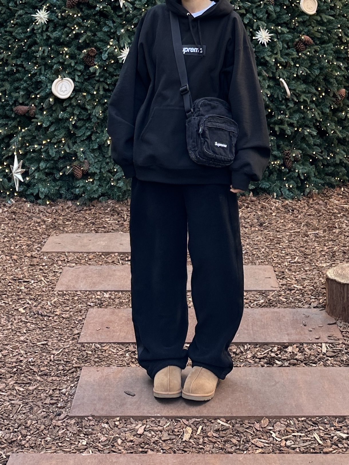 Supreme Box Logo Hooded Sweatshirt Black - 25FW, Supreme Velvet Paisley Camp Cap Red - 23FW 착용 스타일 - 2