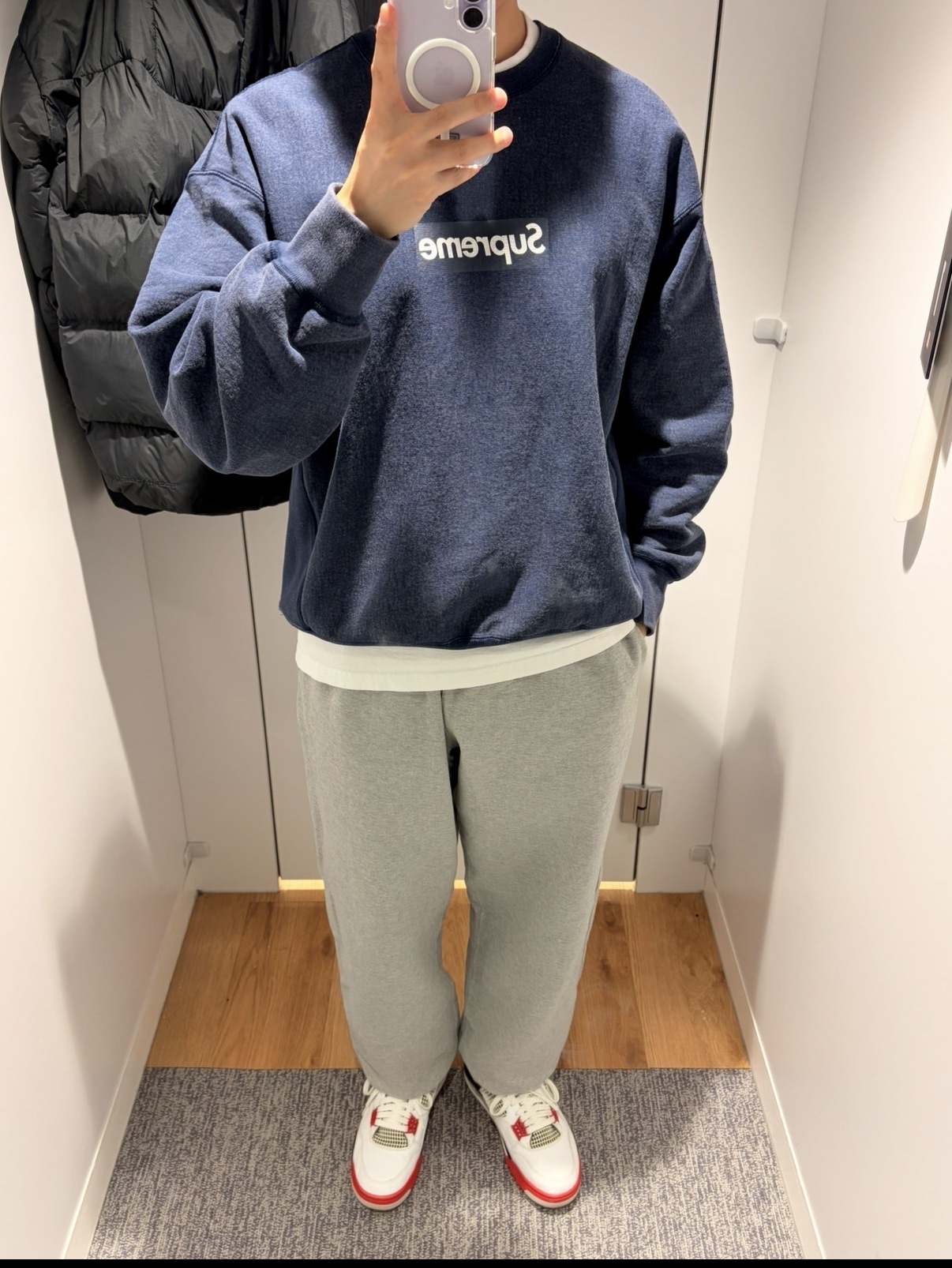 Supreme Washed Box Logo Crewneck Navy - 25SS, Jordan 4 Retro OG Fire Red 2020 착용 스타일
