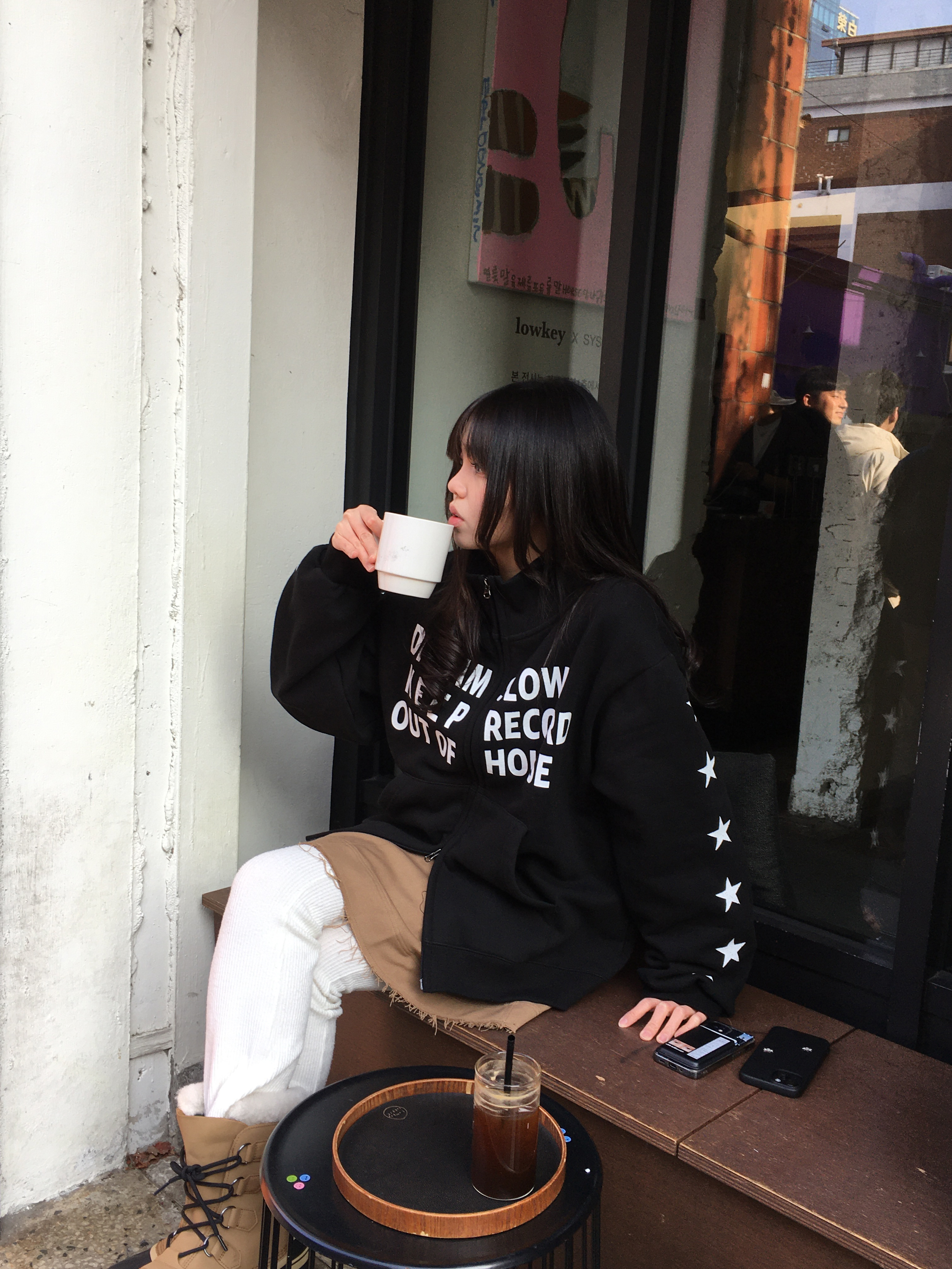 SLOW RECORD HOUSE Typo Star Track Zip-Up_Black 착용 스타일 - 8