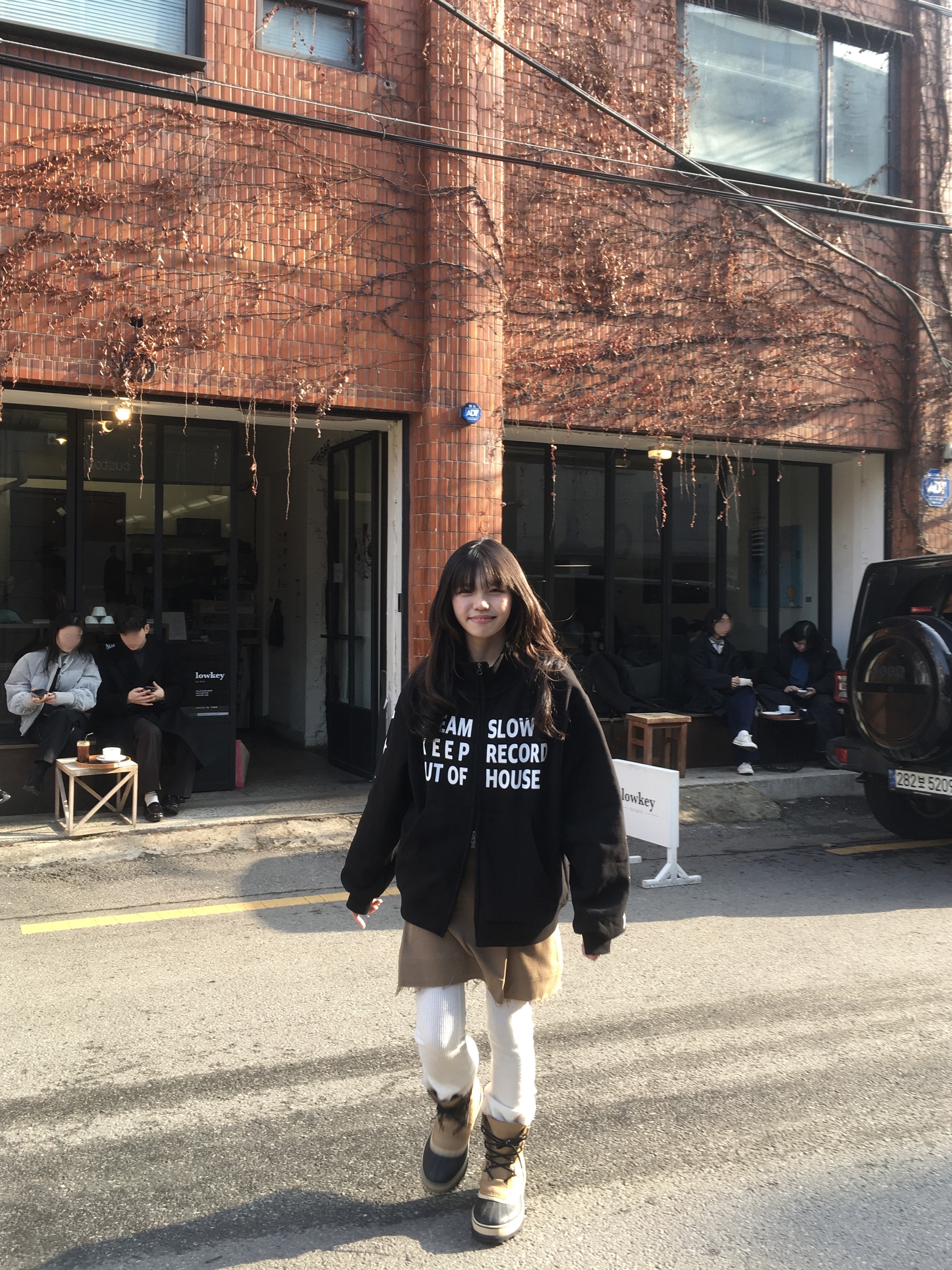 SLOW RECORD HOUSE Typo Star Track Zip-Up_Black 착용 스타일 - 1