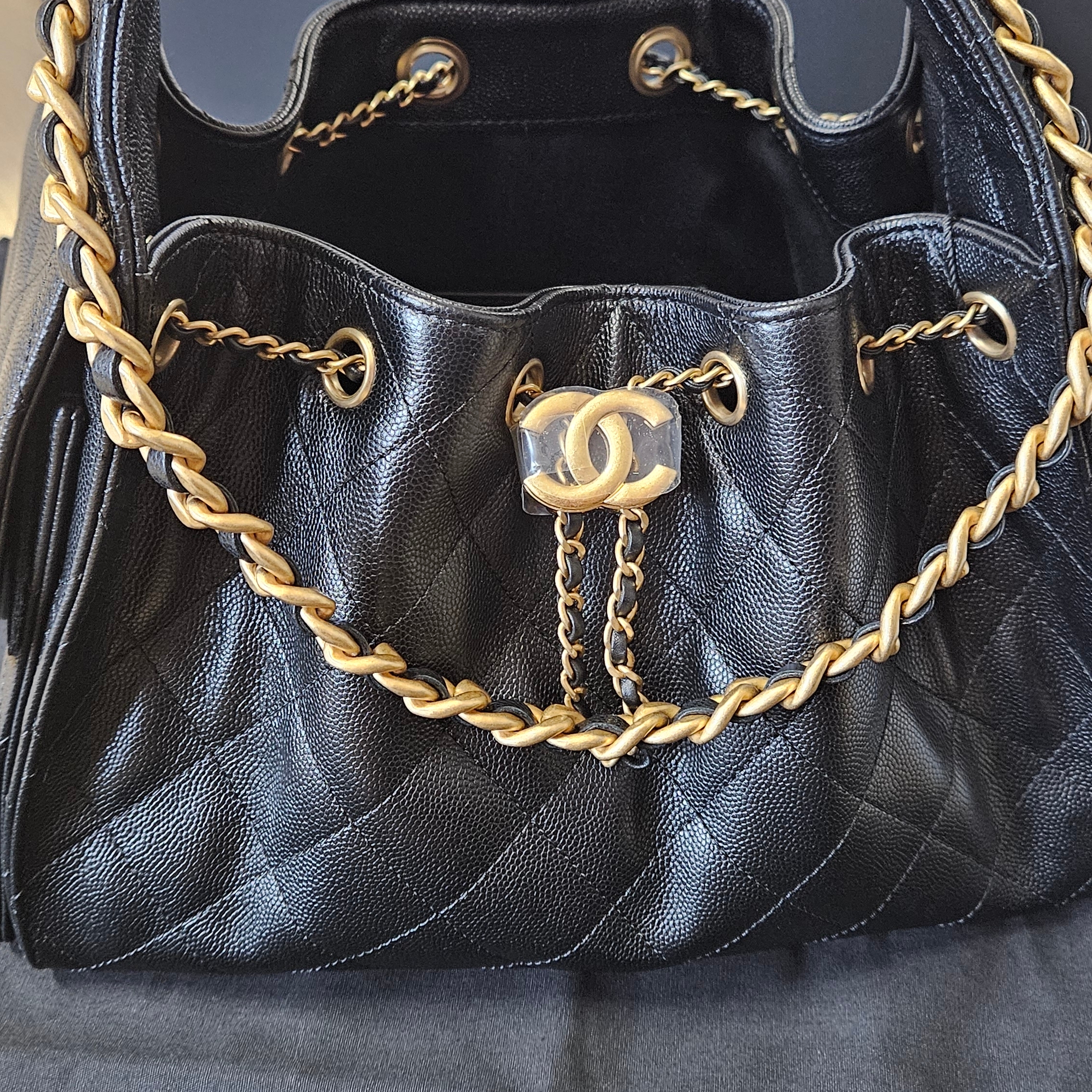 Chanel 25 Small Handbag Grained Calfskin & Gold Black 착용 스타일