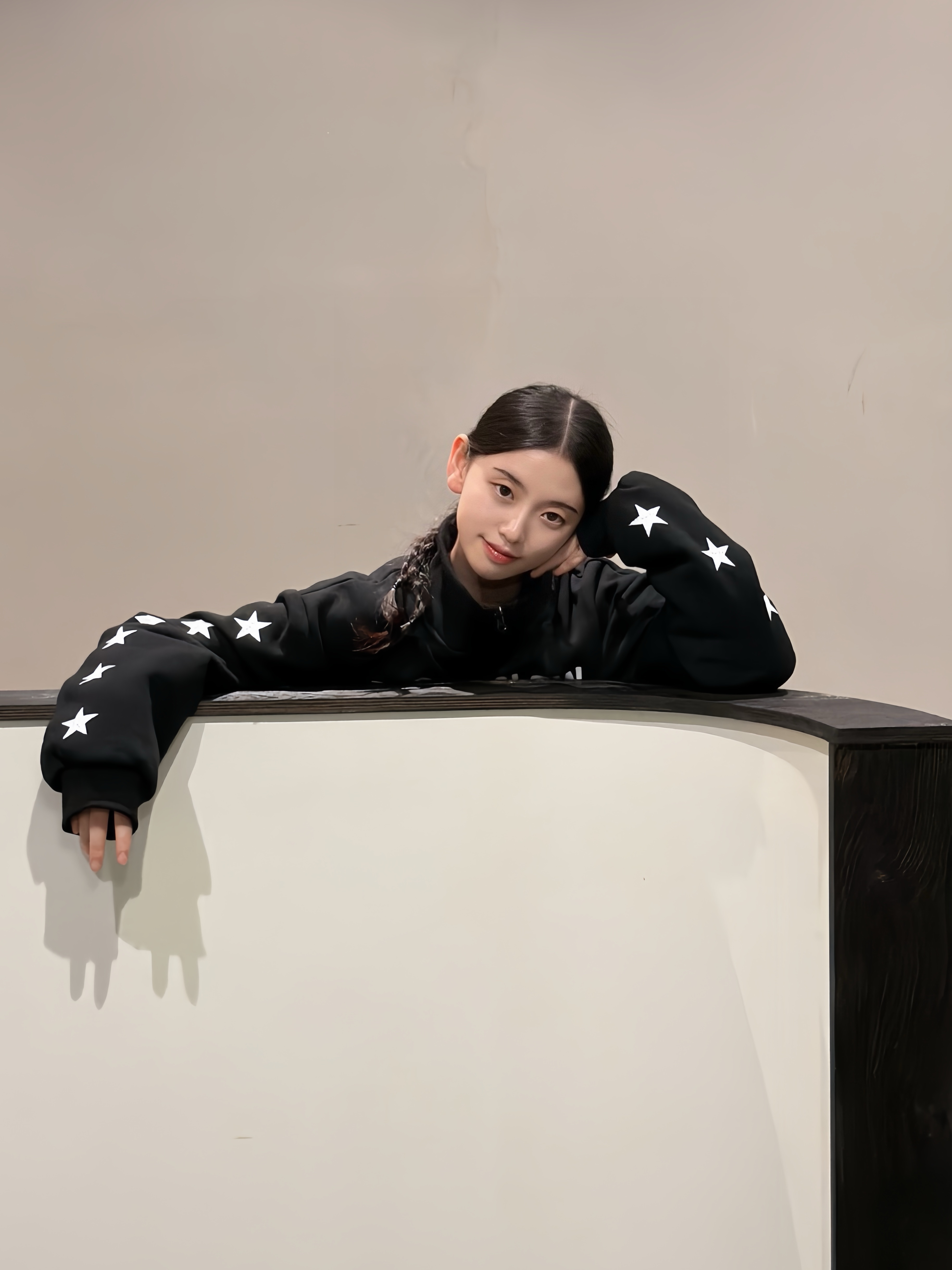 SLOW RECORD HOUSE Typo Star Track Zip-Up_Black 착용 스타일 - 8