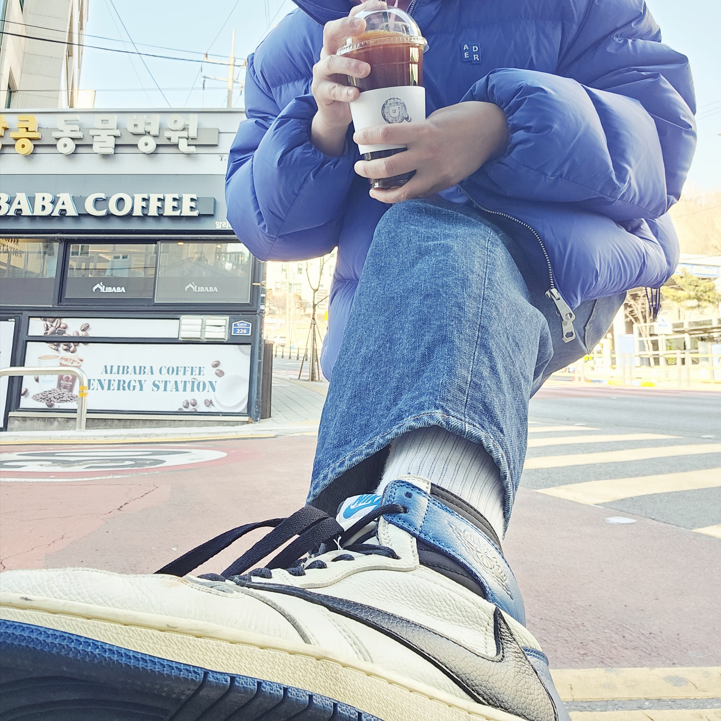 Jordan 1 x Travis Scott x Fragment Retro High OG SP Military Blue, Ader Error Sig; TRS Tag Puffer Jacket 01 Z-Blue 착용 스타일 - 3