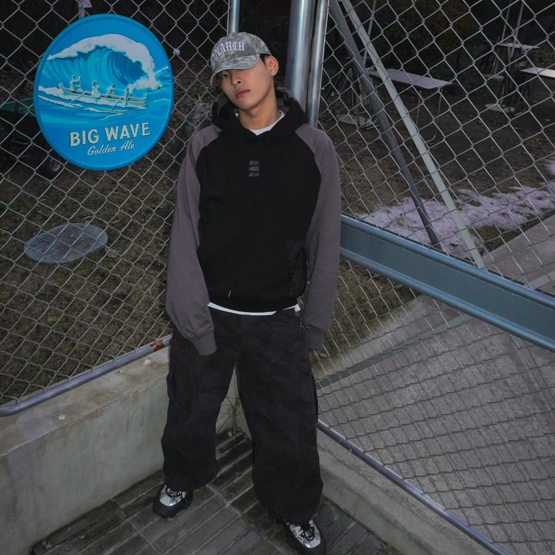 Express Holiday Color Block Hoodie Sand Beige, Express Holiday Color Block Hoodie Black 착용 스타일 - 1