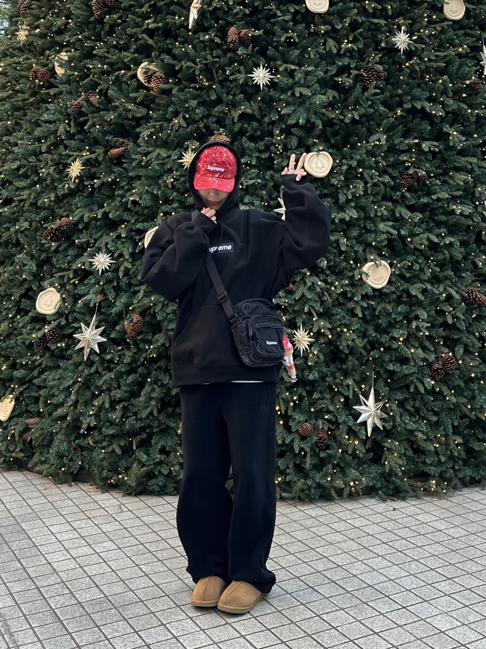 Supreme Box Logo Hooded Sweatshirt Black - 25FW, Supreme Velvet Paisley Camp Cap Red - 23FW 착용 스타일 - 1