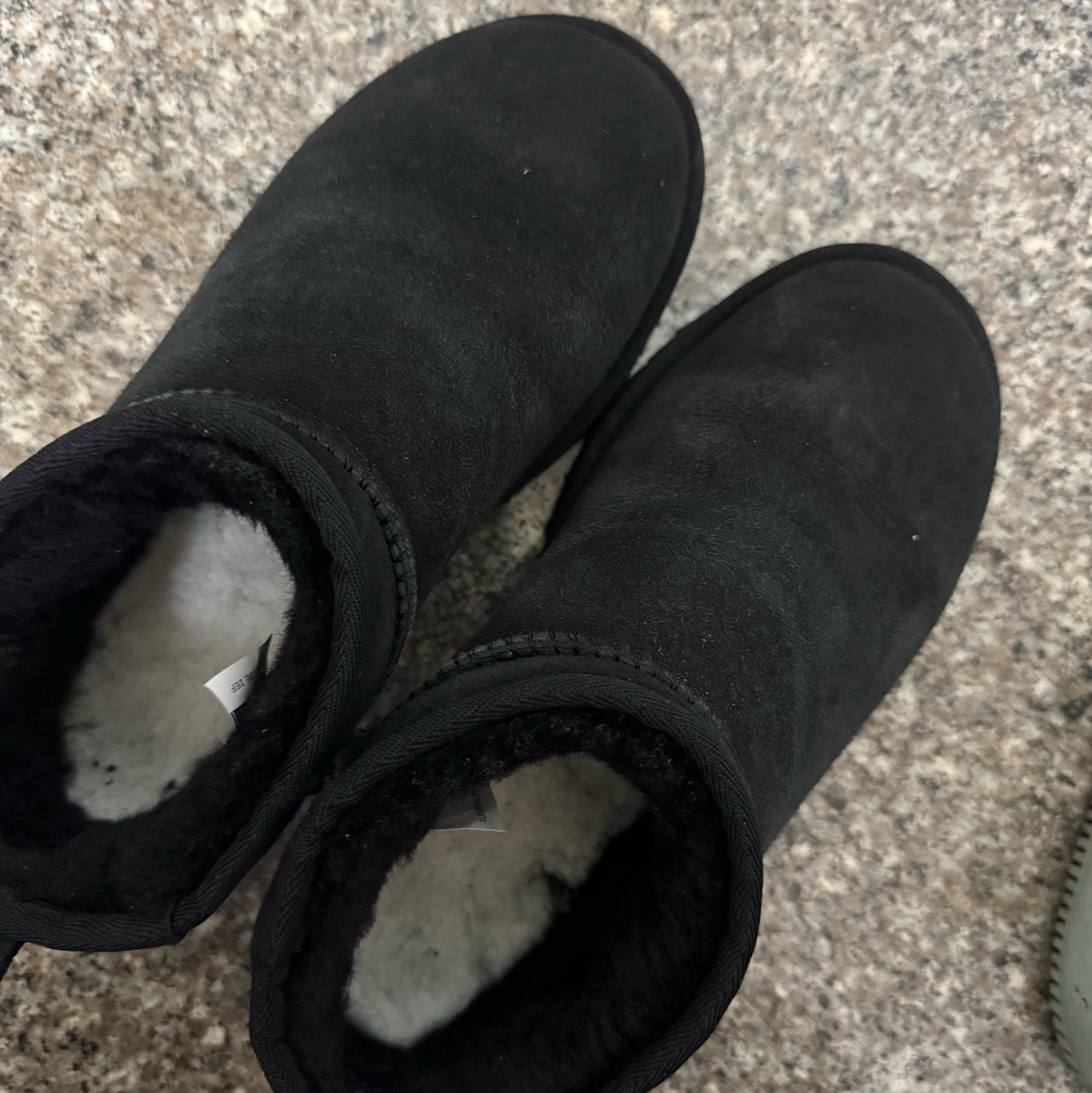 (W) UGG Classic Ultra Mini Boots Black 착용 스타일