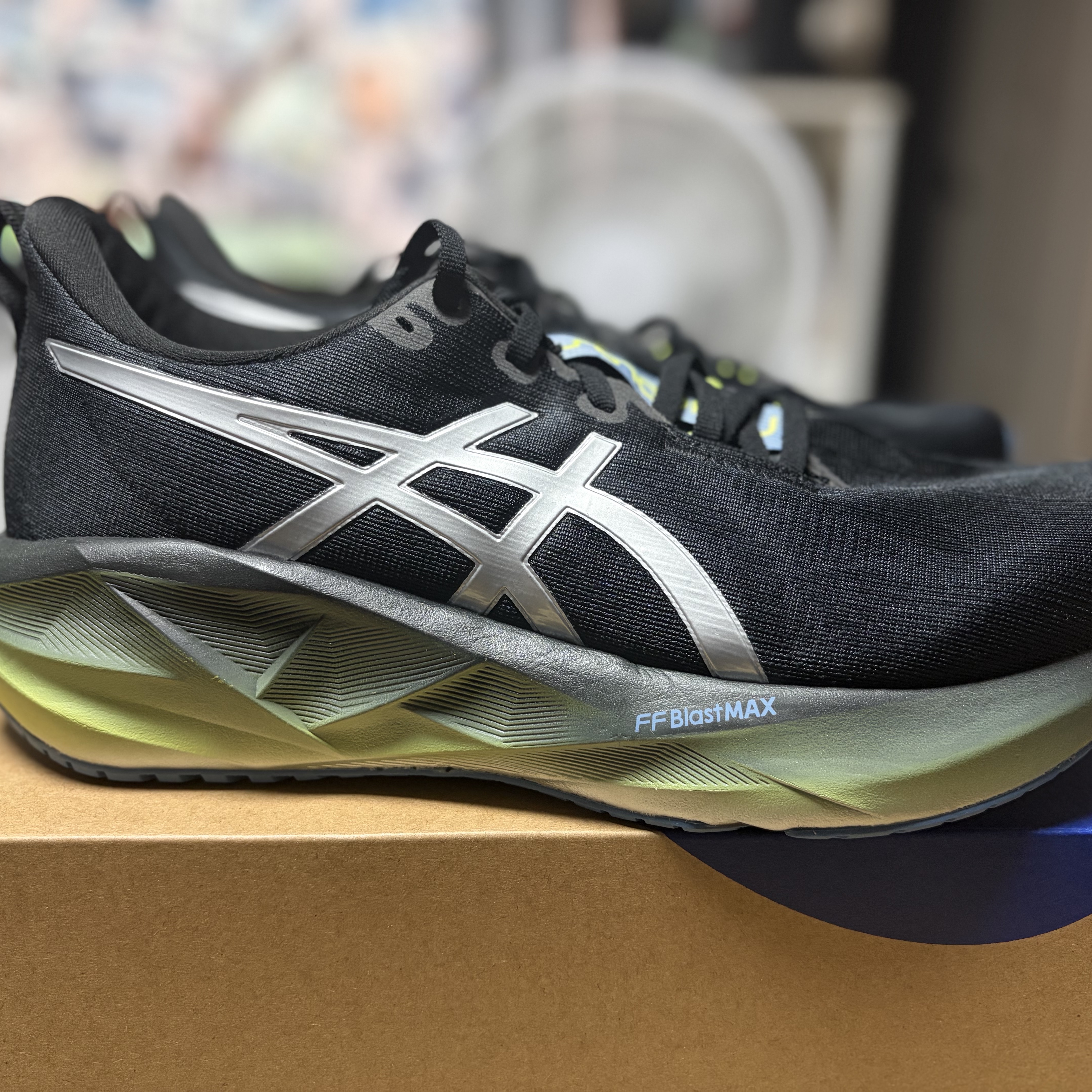 Asics Novablast 5 Luxe Black 착용 스타일 - 3