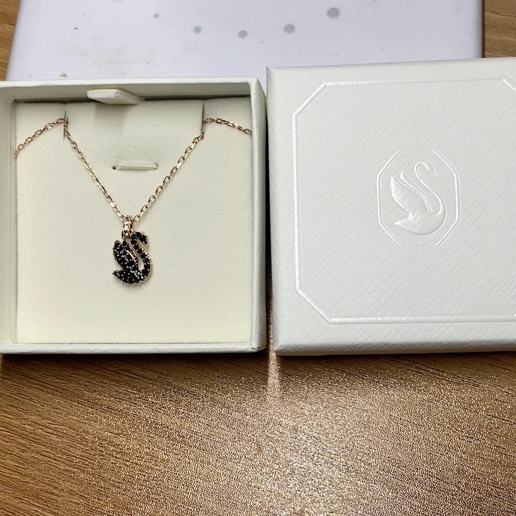 (W) Swarovski Swan Pendant Small Black Rose Gold Plated 착용 스타일