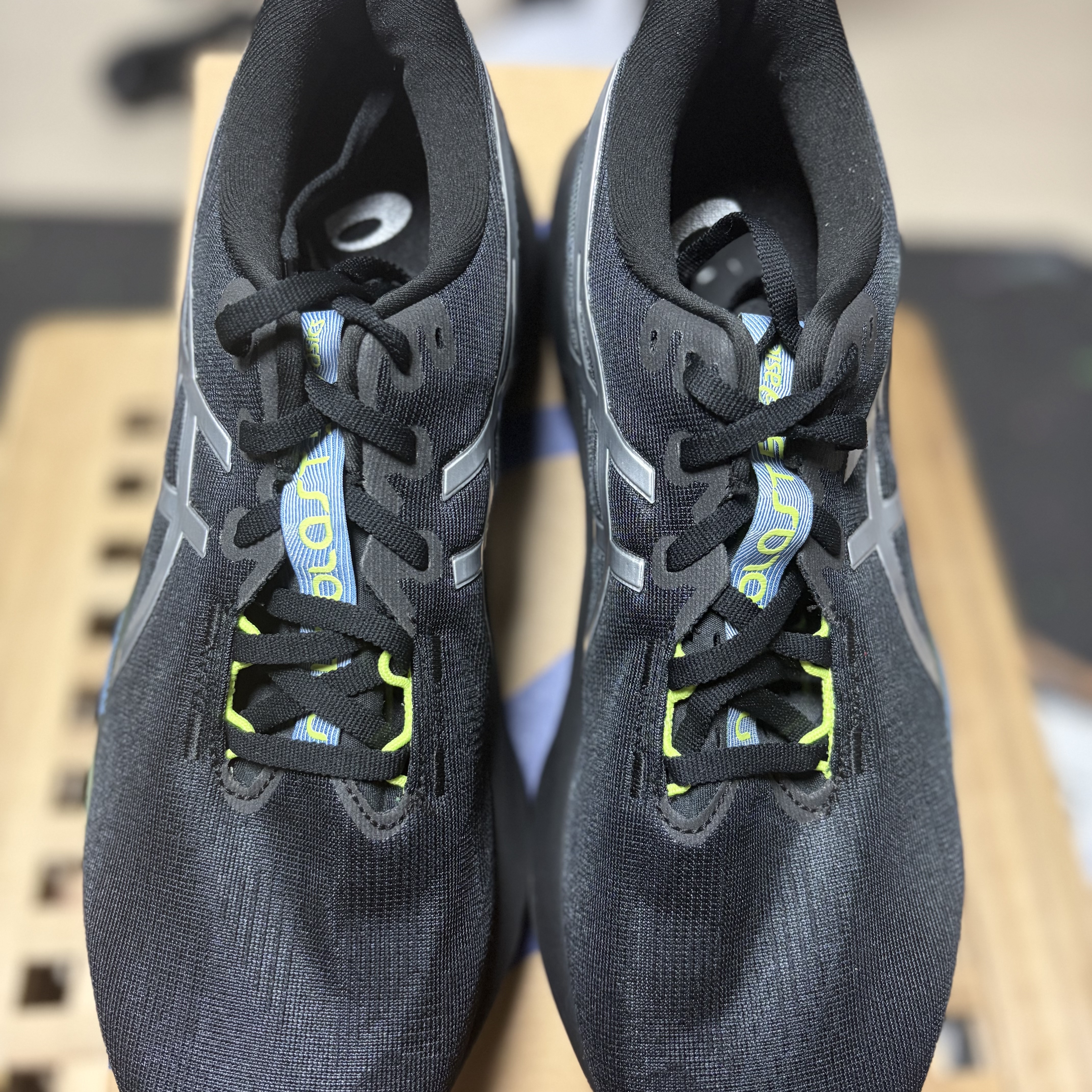 Asics Novablast 5 Luxe Black 착용 스타일 - 4