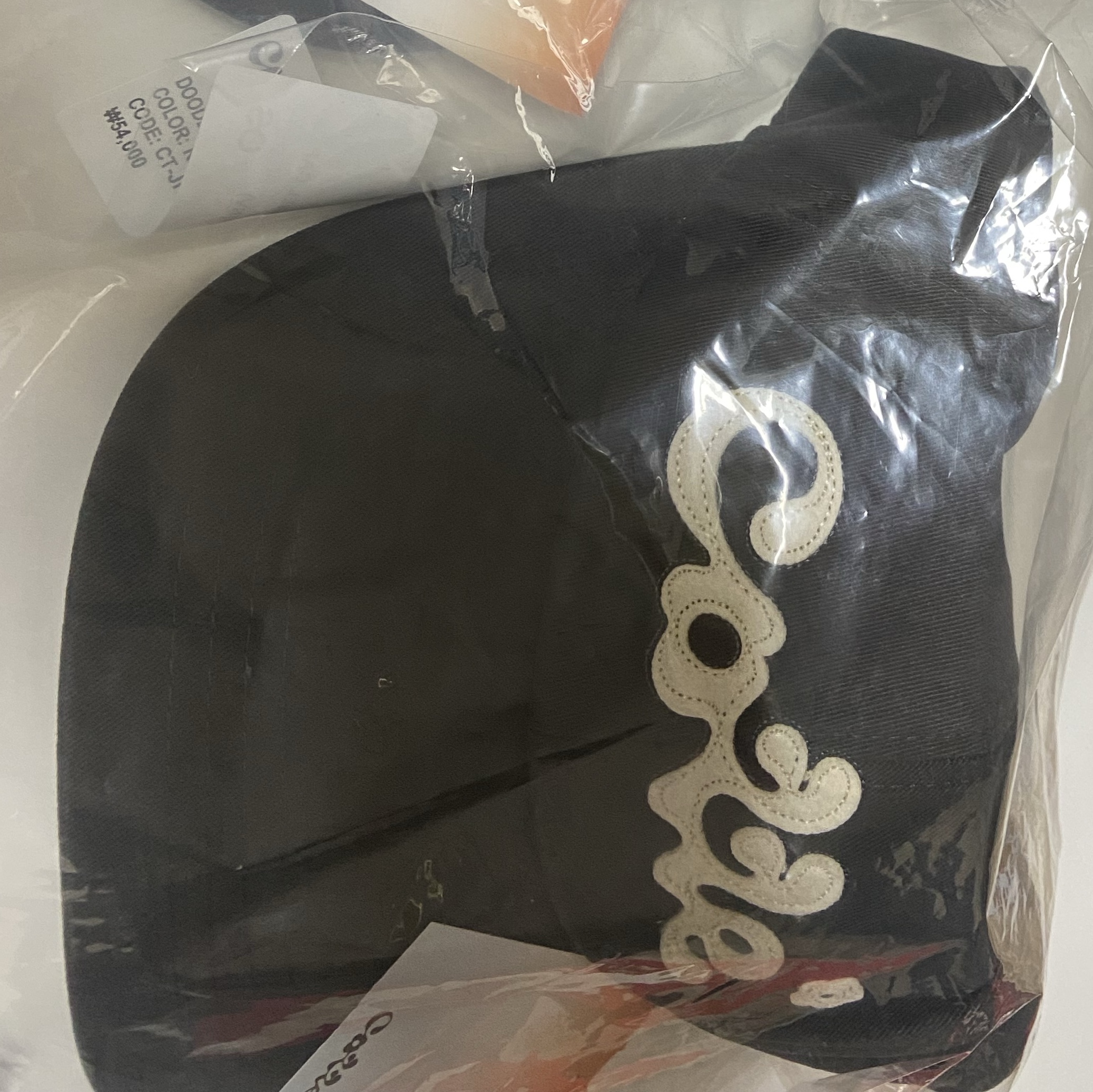 COTTE 3rd Journey Applique Ball Cap Charcoal 착용 스타일