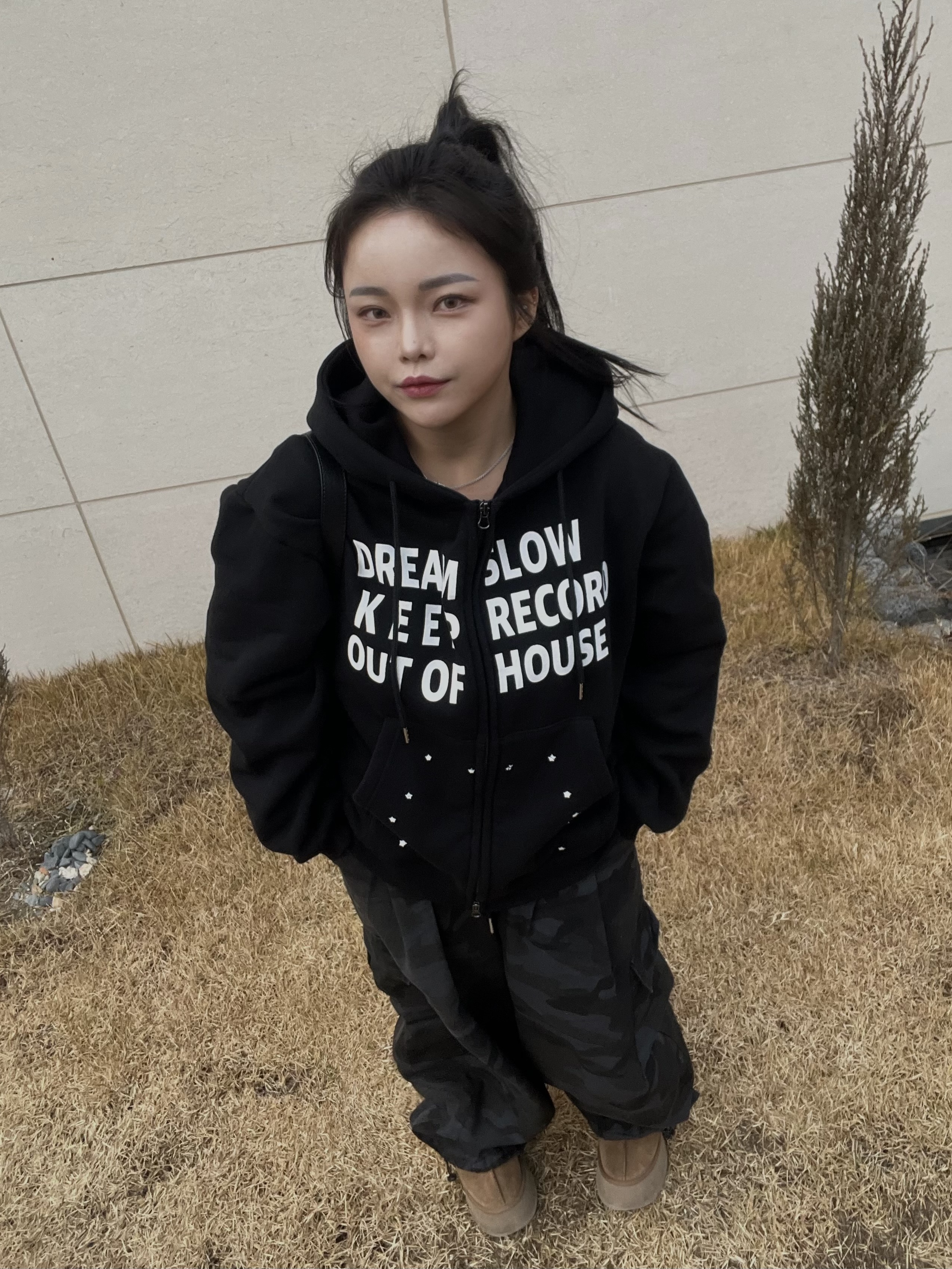 SLOW RECORD HOUSE Typo Star Hood Zip-up Black 착용 스타일 - 6