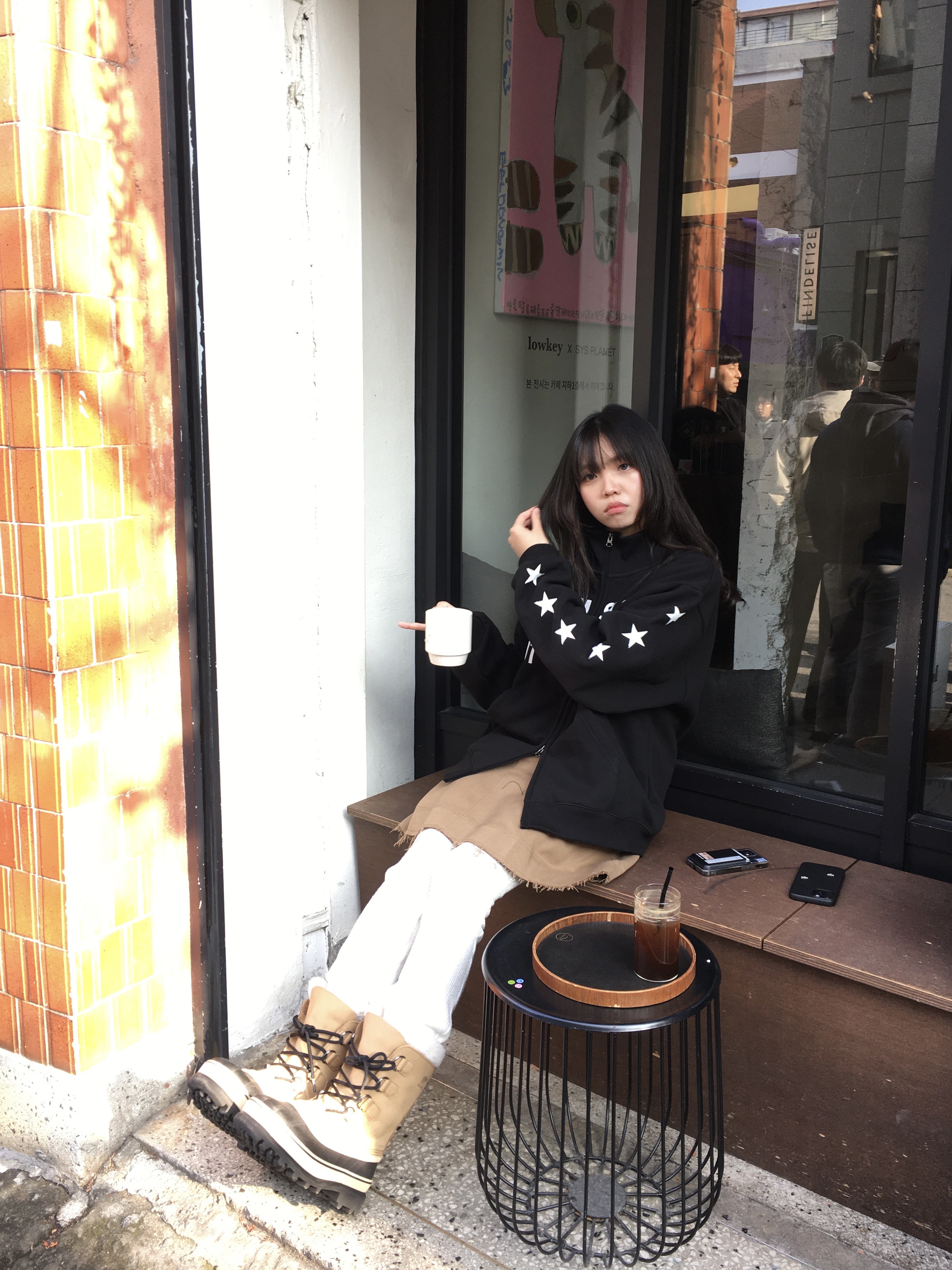 SLOW RECORD HOUSE Typo Star Track Zip-Up_Black 착용 스타일 - 7