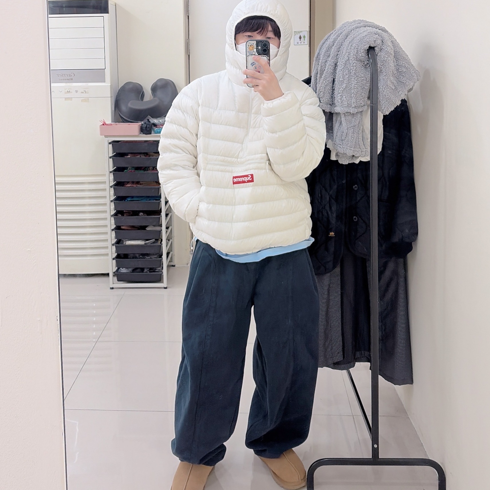 UGG Tasman Slipper Chestnut, Supreme Micro Down Half Zip Hooded Pullover White - 23FW 착용 스타일