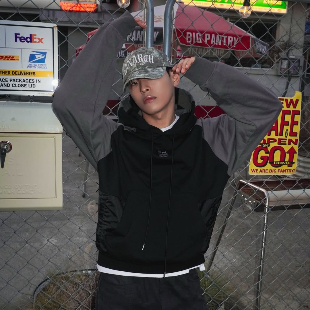 Express Holiday Color Block Hoodie Sand Beige, Express Holiday Color Block Hoodie Black 착용 스타일 - 2