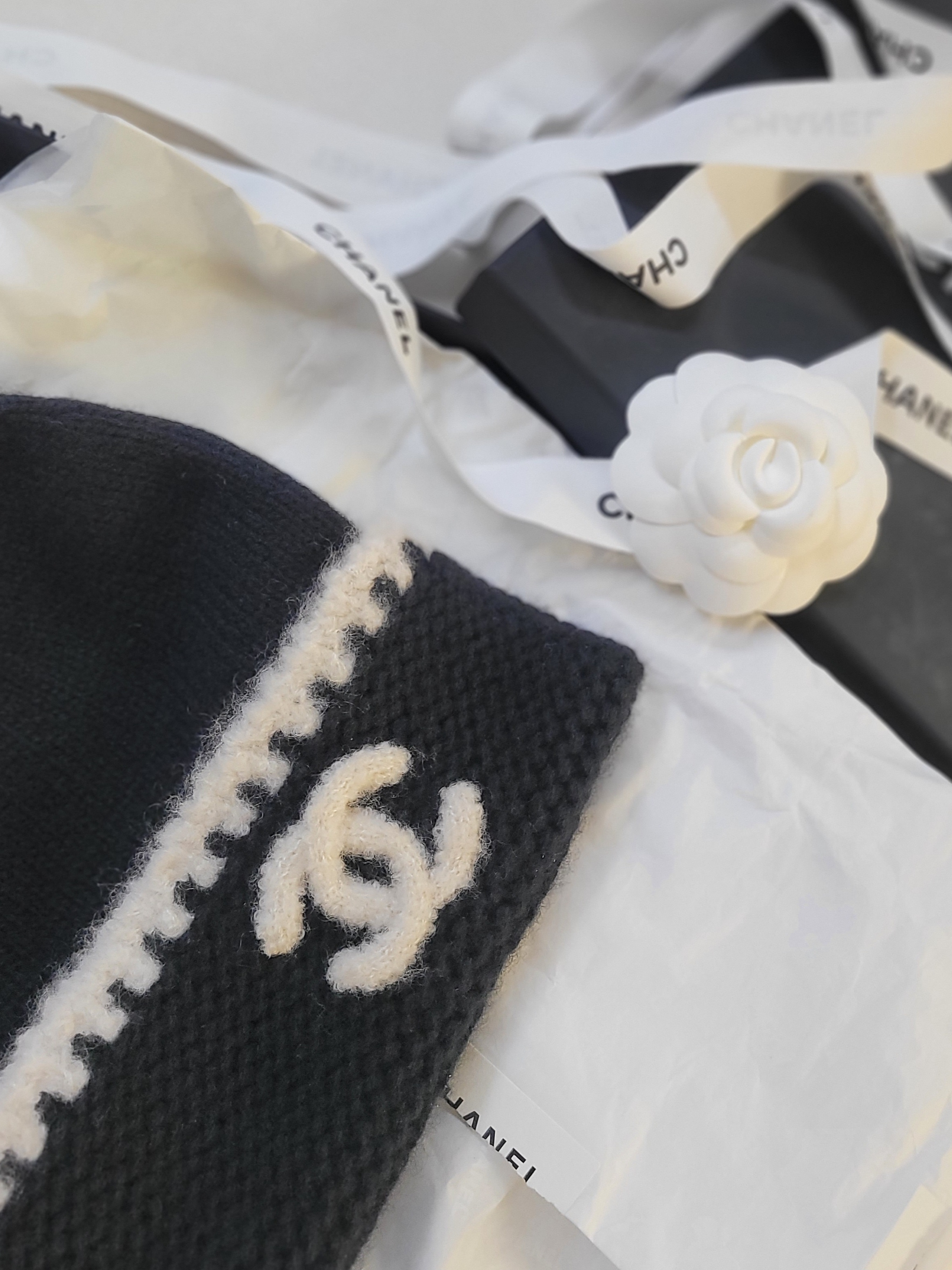 Chanel Beanie Cashmere & Black White 착용 스타일