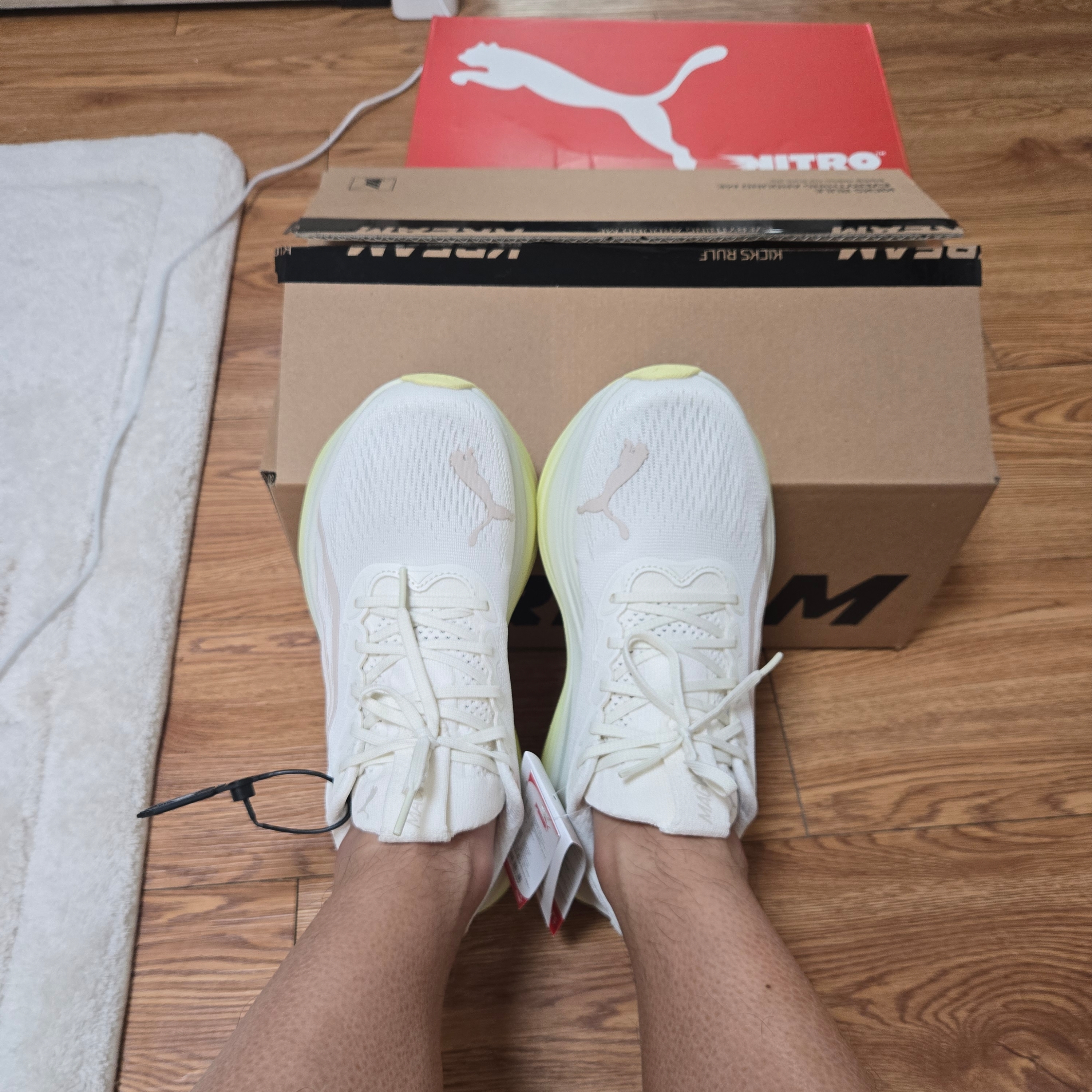 Puma Magmax Nitro Warm White Gold Moon 착용 스타일 - 7