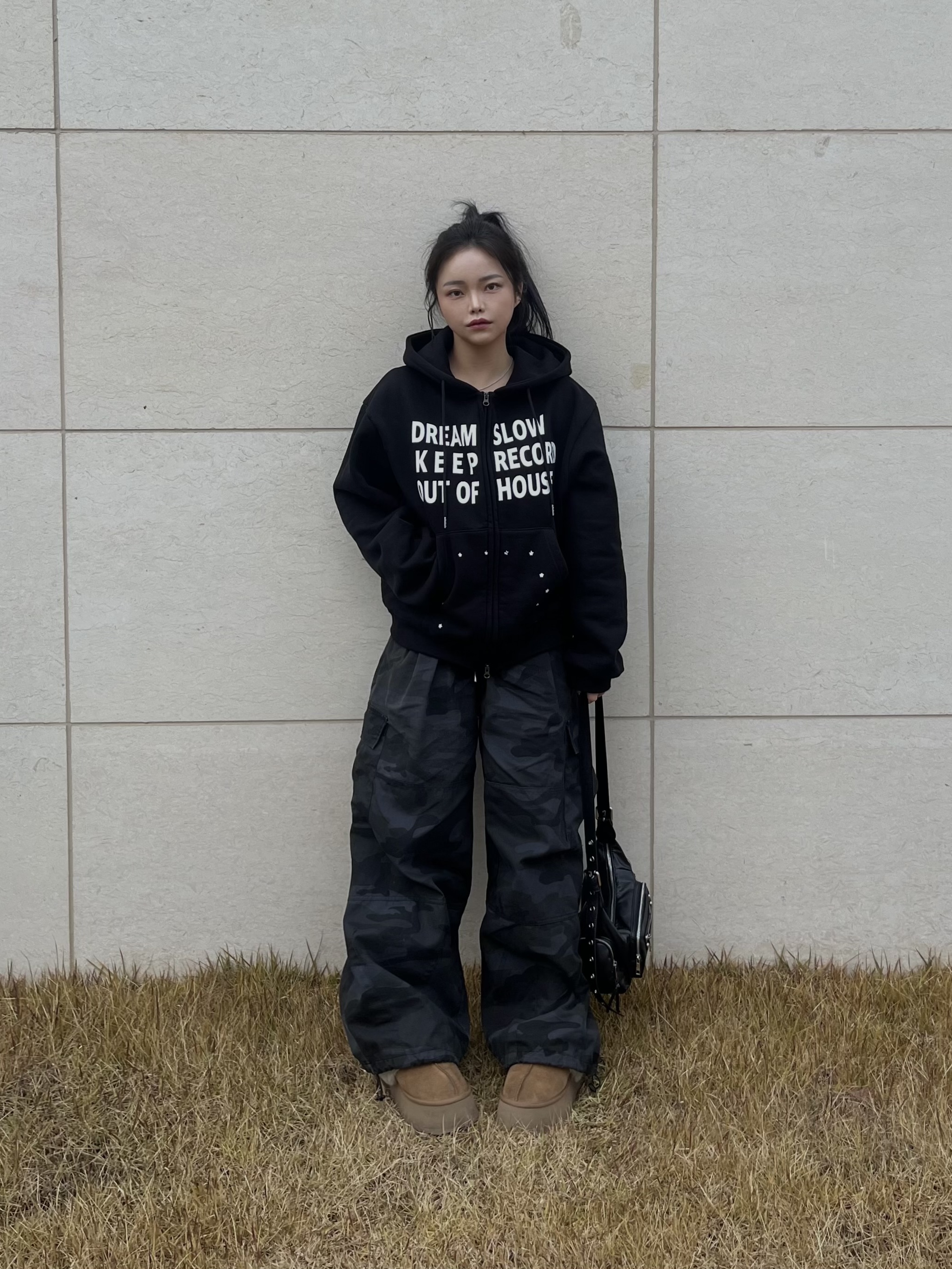 SLOW RECORD HOUSE Typo Star Hood Zip-up Black 착용 스타일 - 1