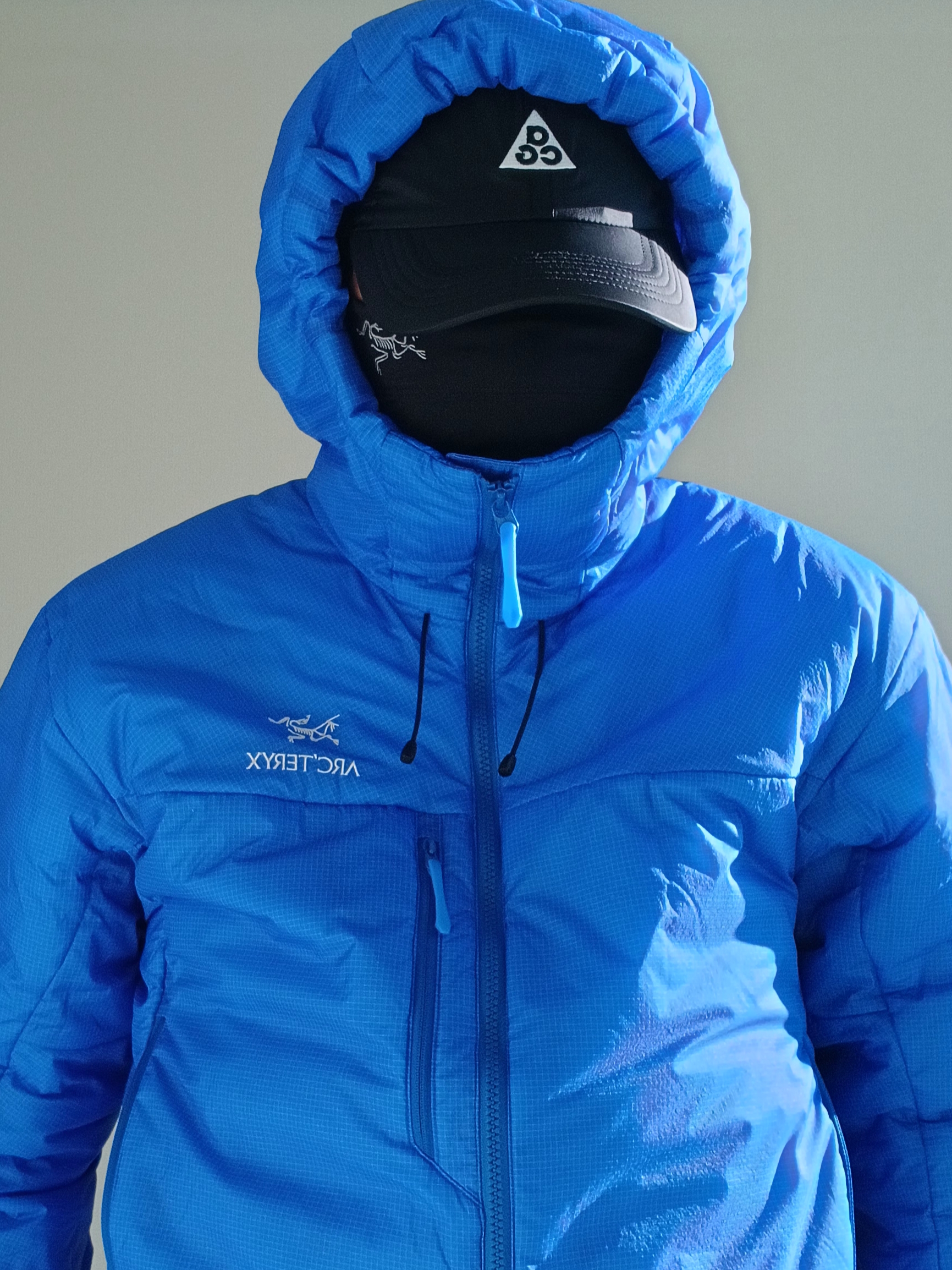 Arc'teryx Nuclei SV Parka  LT Vitality, Nike ACG Trail Cap Black 착용 스타일 - 2