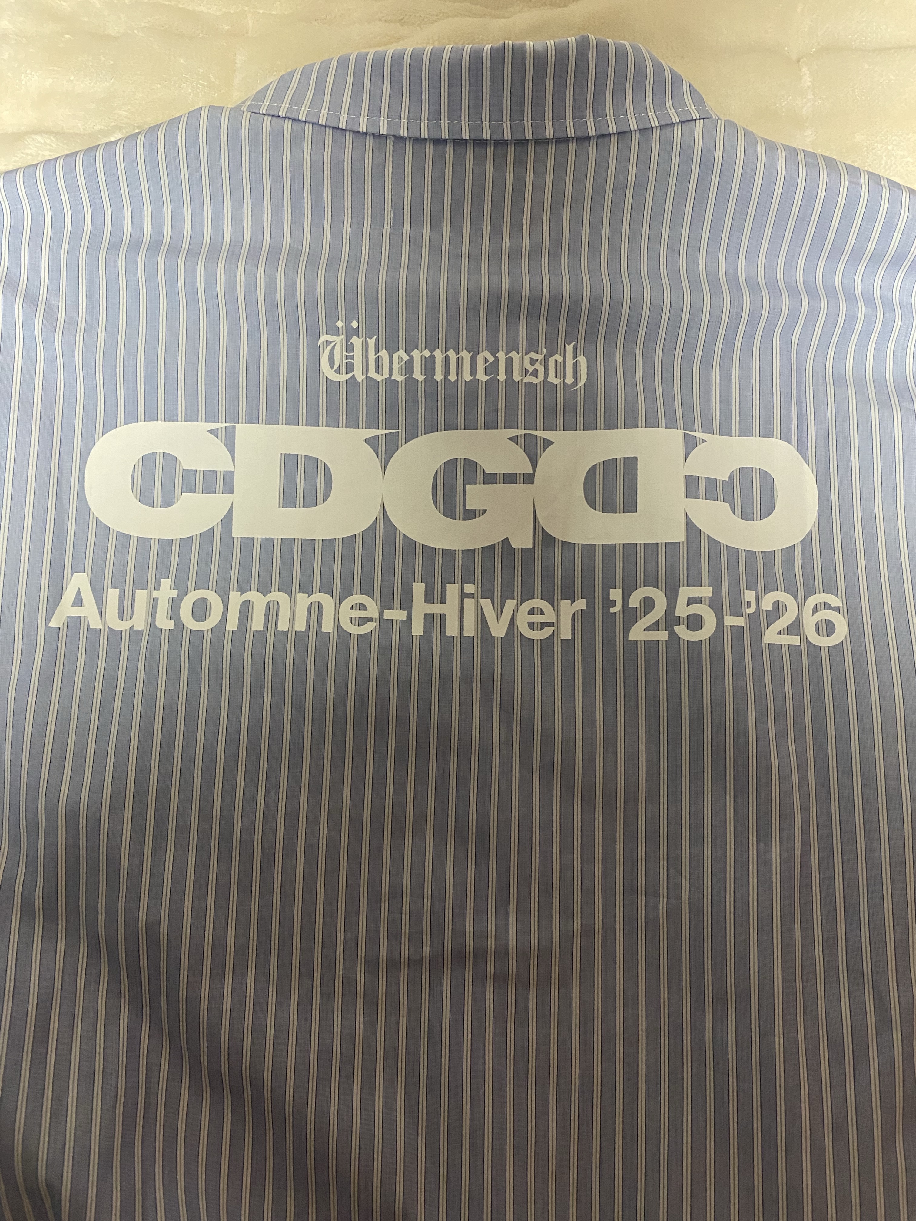 CDG x G-DRAGON Ubermensch CDGDC Classic Coach Jacket Stripe, Peaceminusone 5 Panel Ball Cap #1 Blue 착용 스타일 - 3