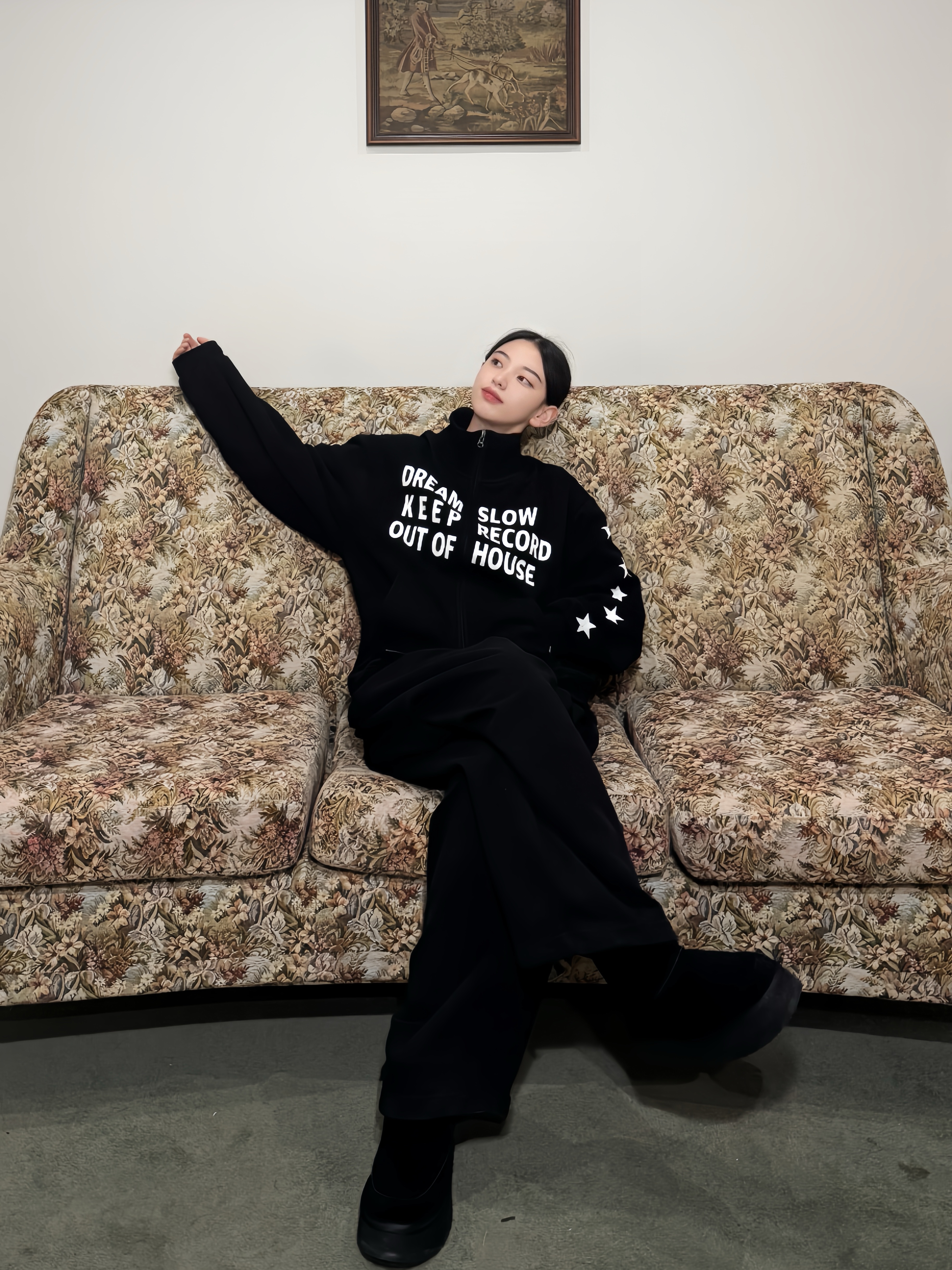 SLOW RECORD HOUSE Typo Star Track Zip-Up_Black 착용 스타일 - 2