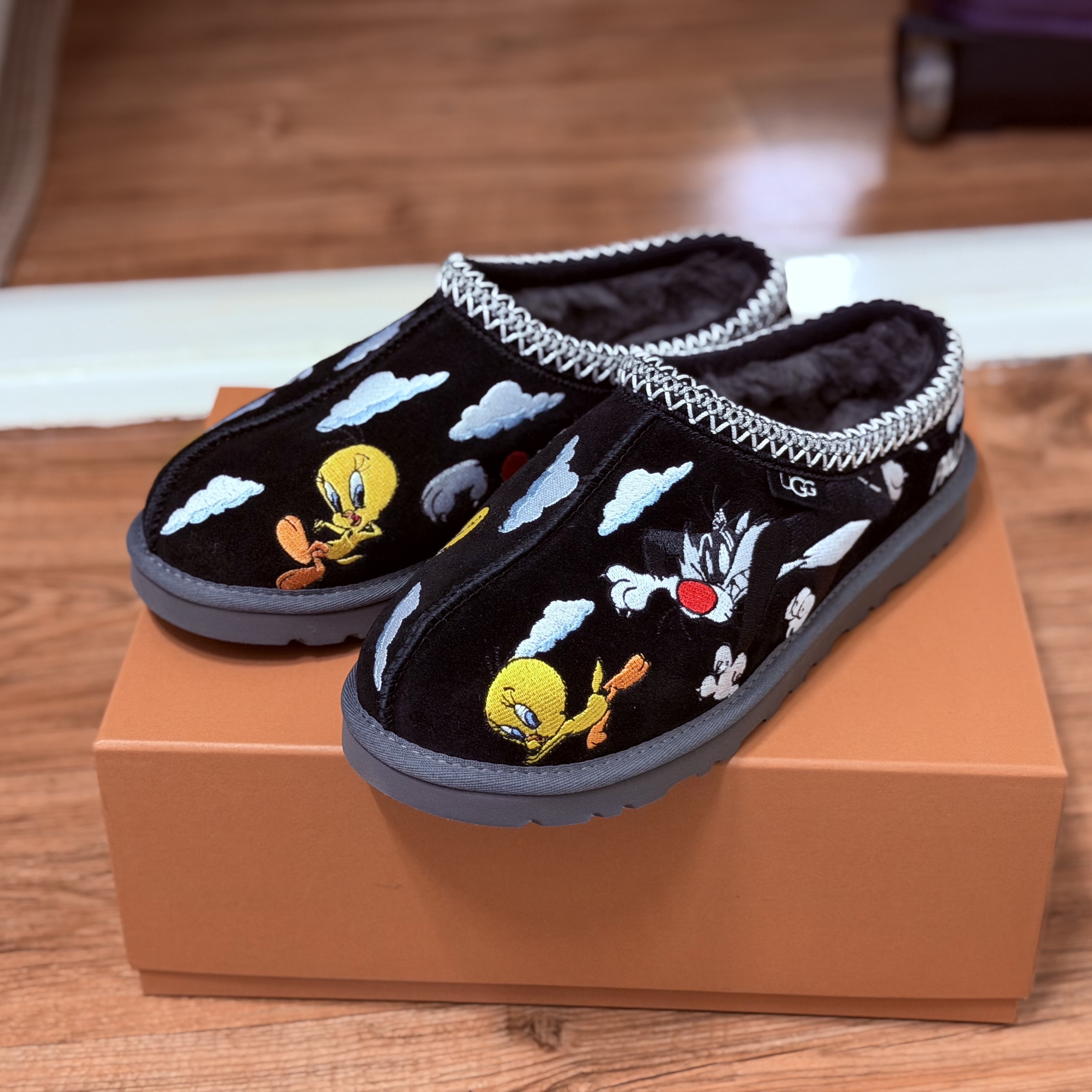 UGG x Palace x Looney Tunes Tasman Slipper Black 착용 스타일 - 2