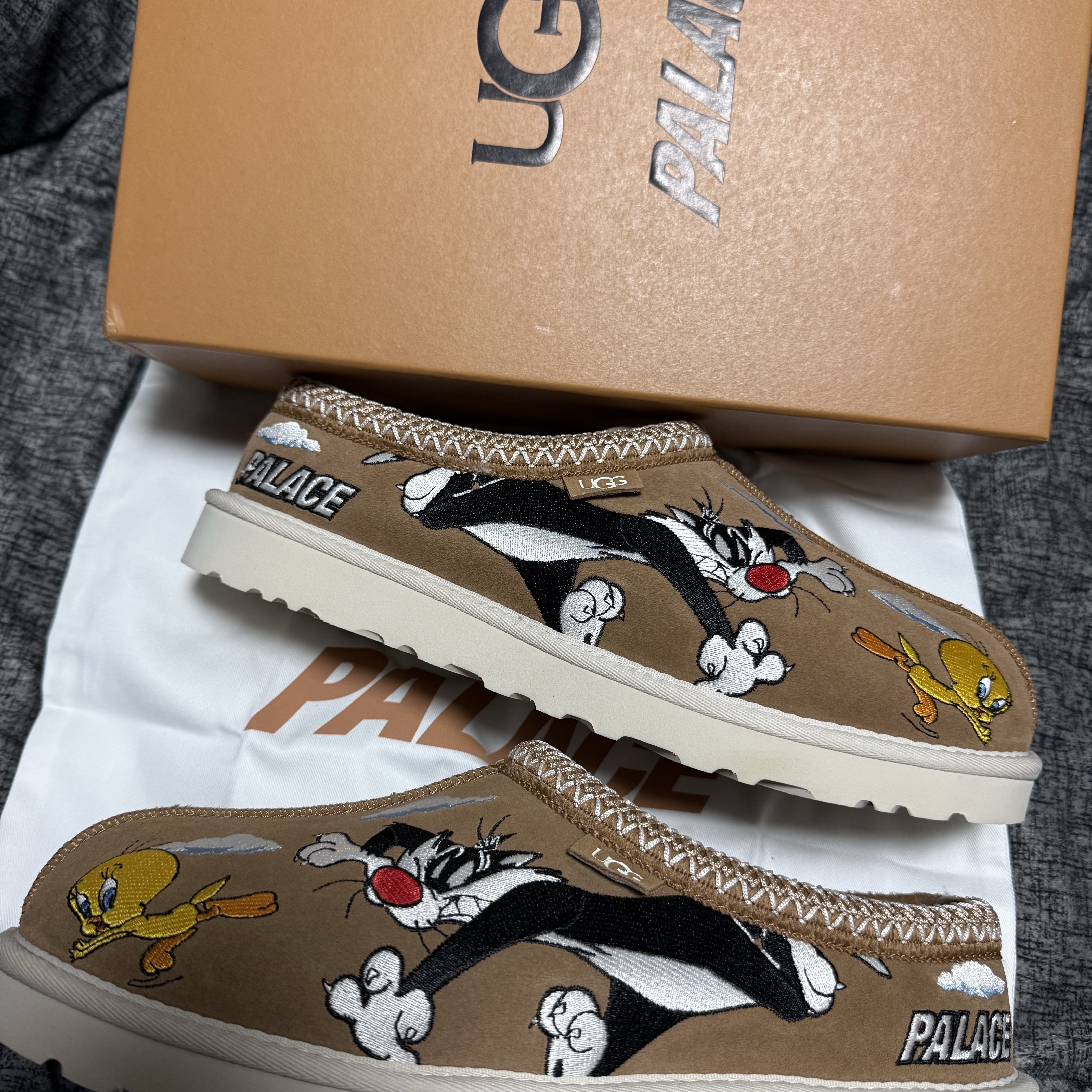 UGG x Palace x Looney Tunes Tasman Slipper Chestnut 착용 스타일