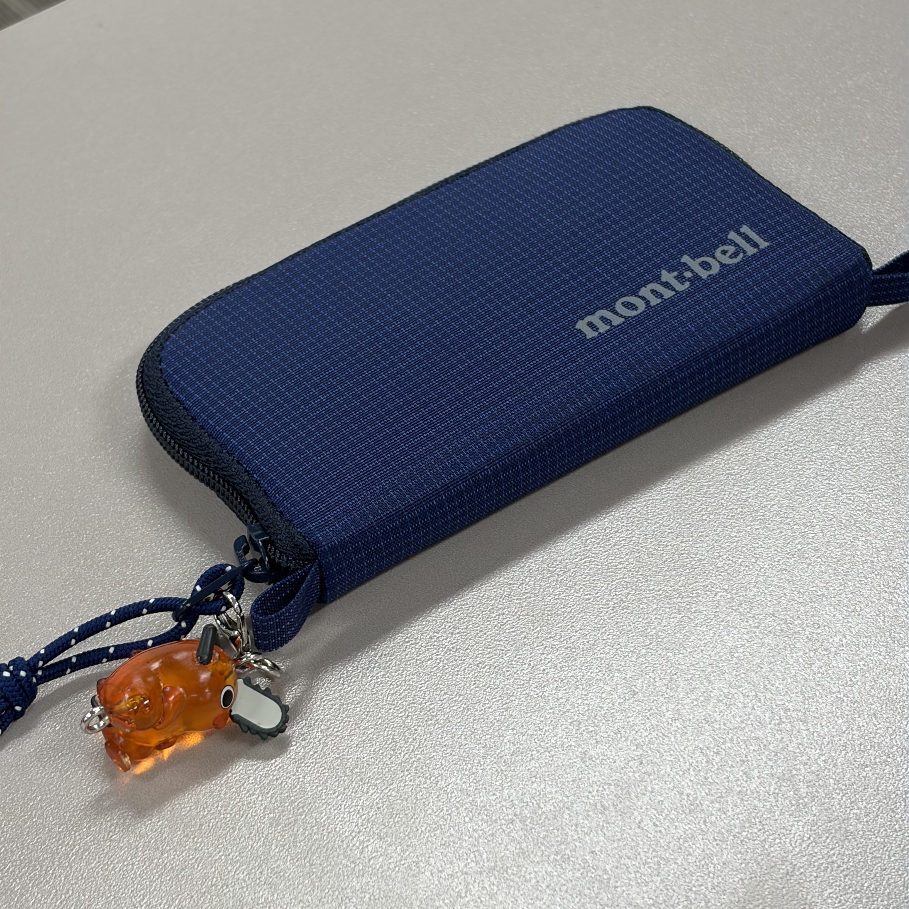 Montbell Mini Zip Wallet Navy 착용 스타일