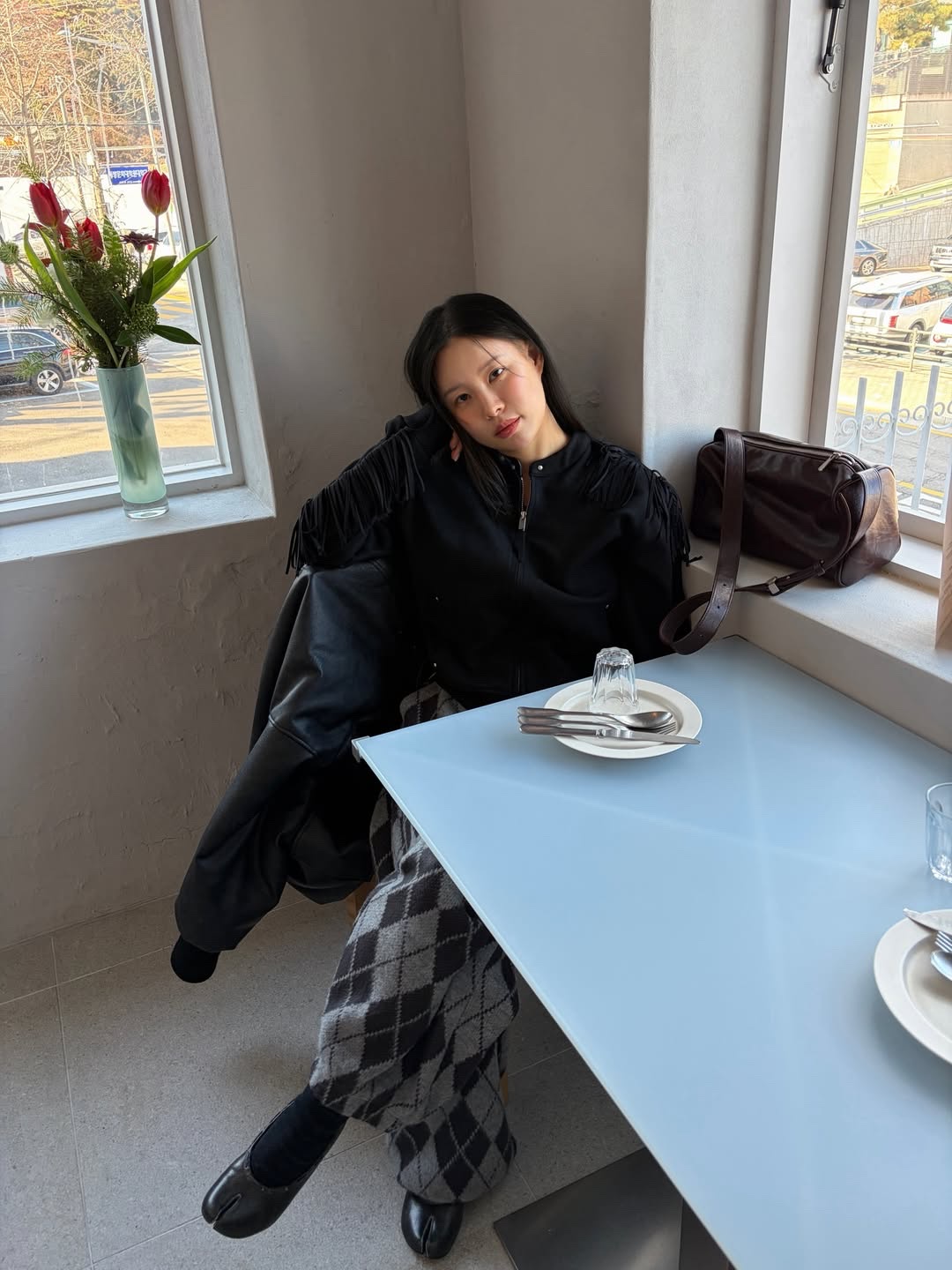 SOMSOC Kacey Suede Zip-Up Black, SOMSOC Argyle Contrast Knitted Pants Melange Grey 착용 스타일 - 2